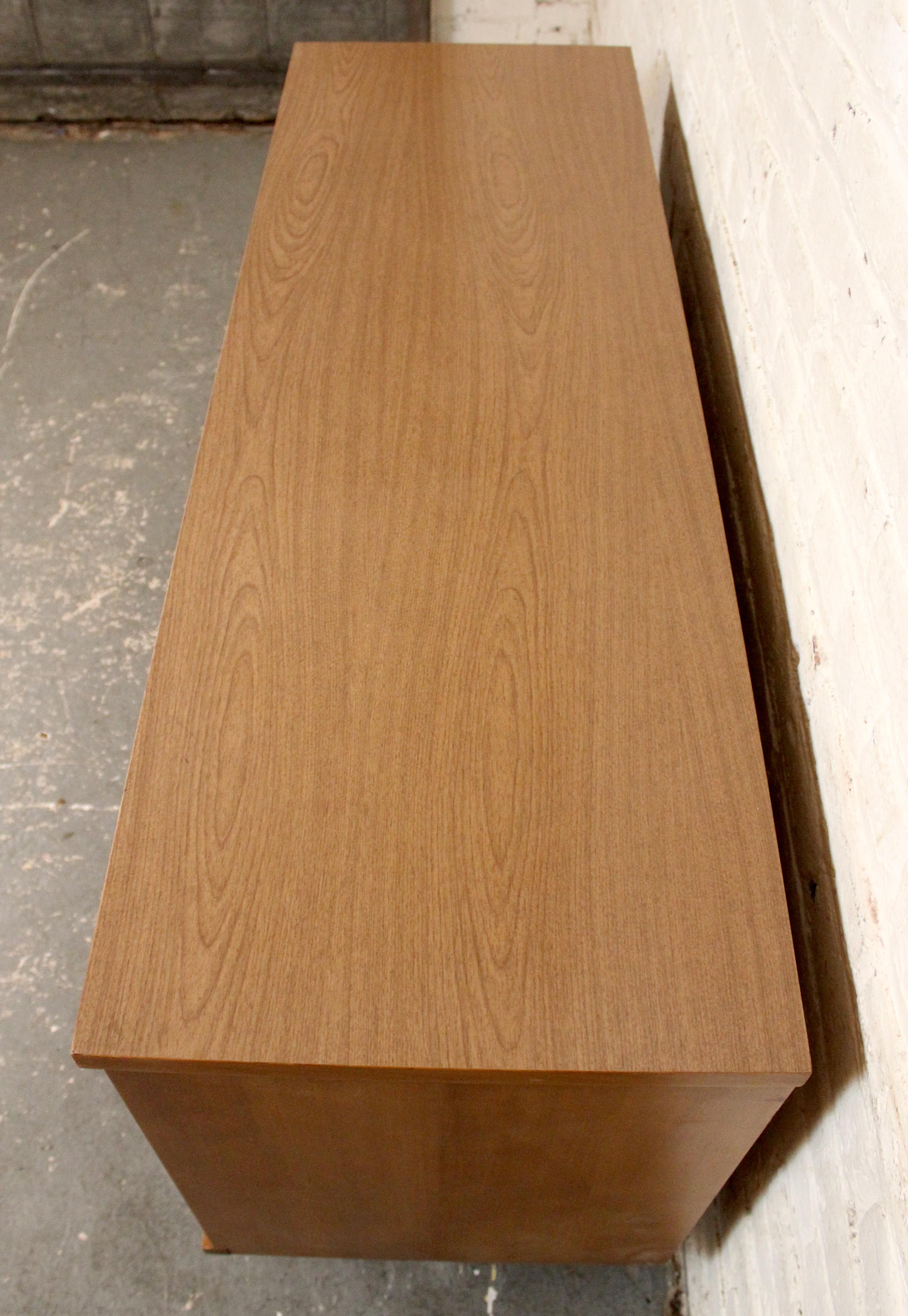 Cómoda de madera curvada moderna de mediados de siglo de Johnson Carper Madera en venta