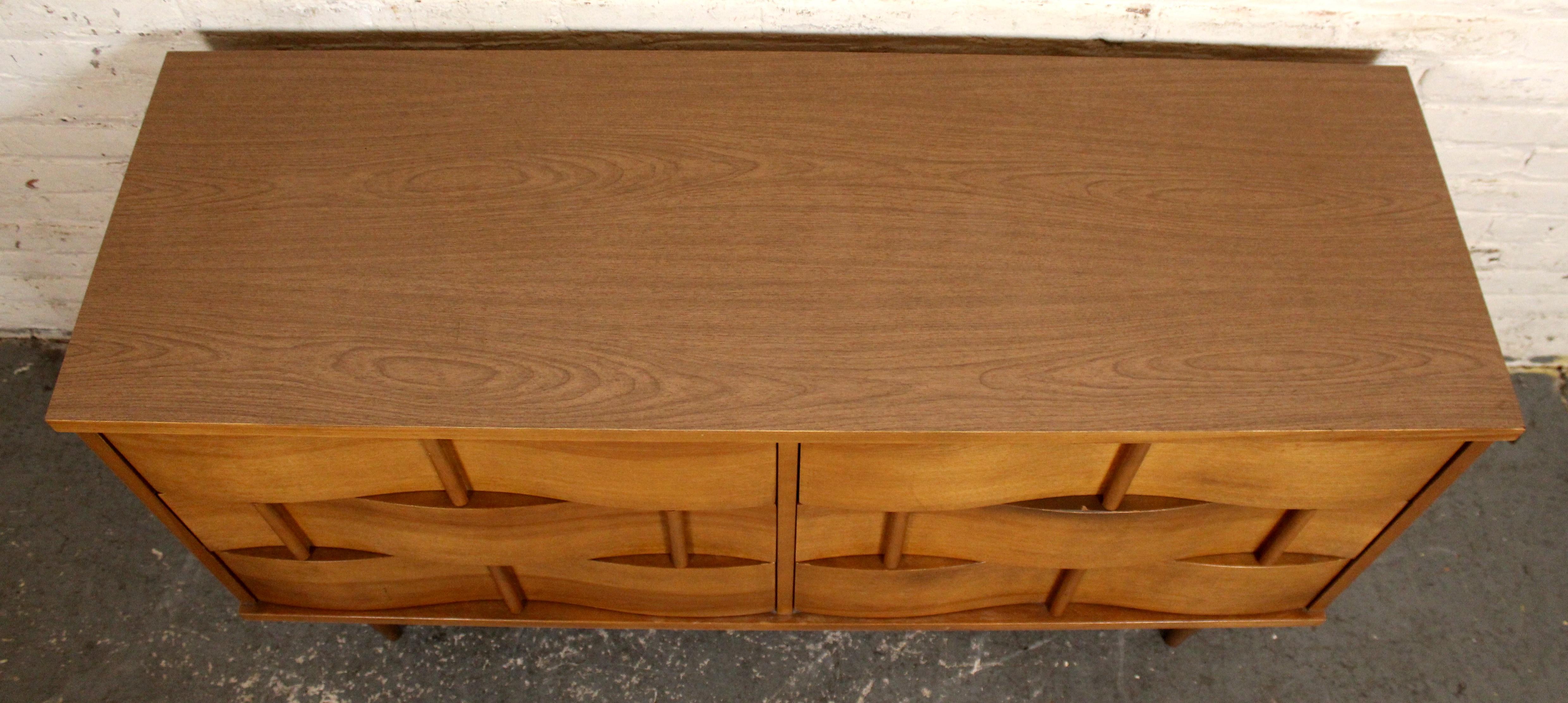 Cómoda de madera curvada moderna de mediados de siglo de Johnson Carper en venta 1