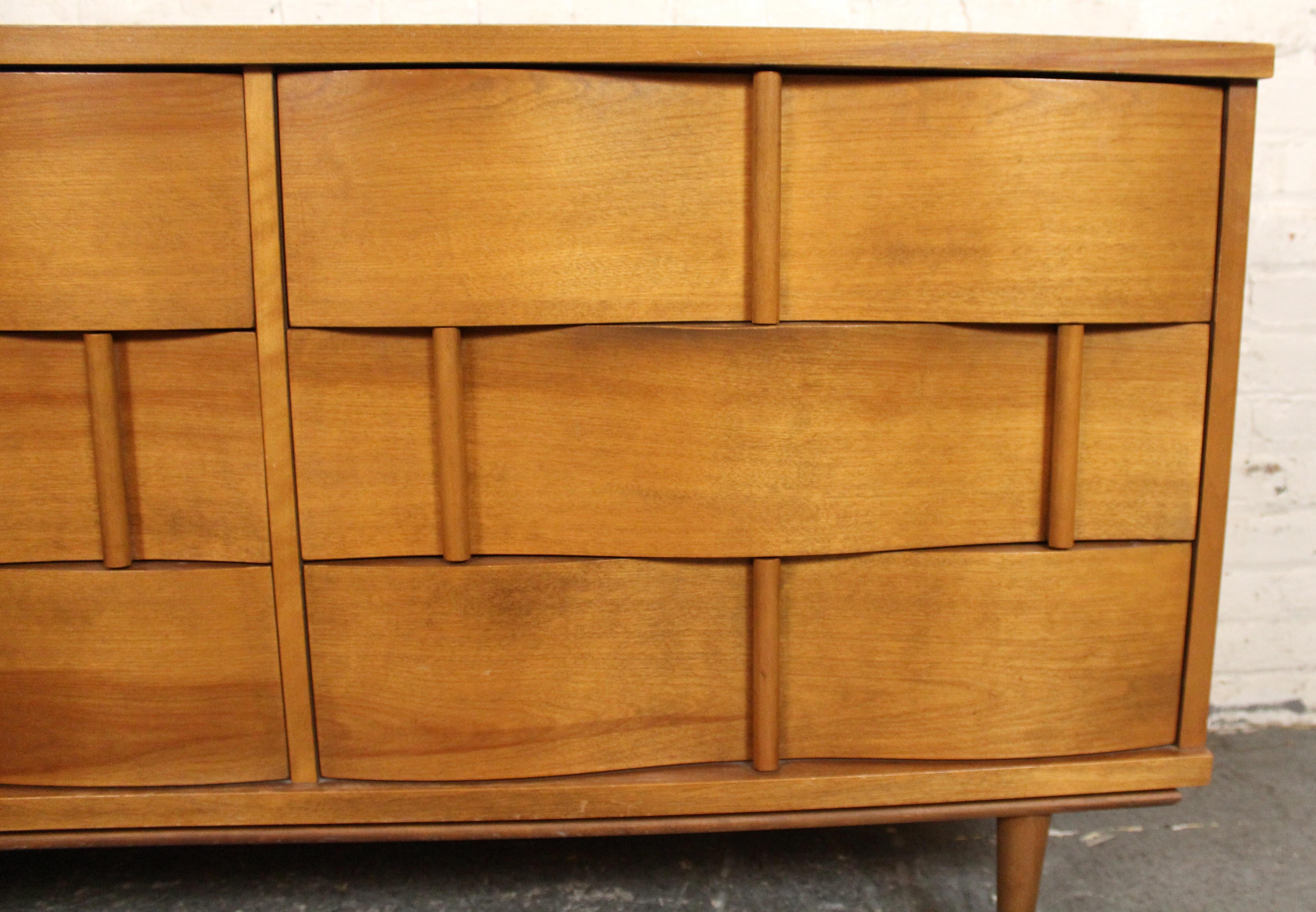 Cómoda de madera curvada moderna de mediados de siglo de Johnson Carper en venta 2