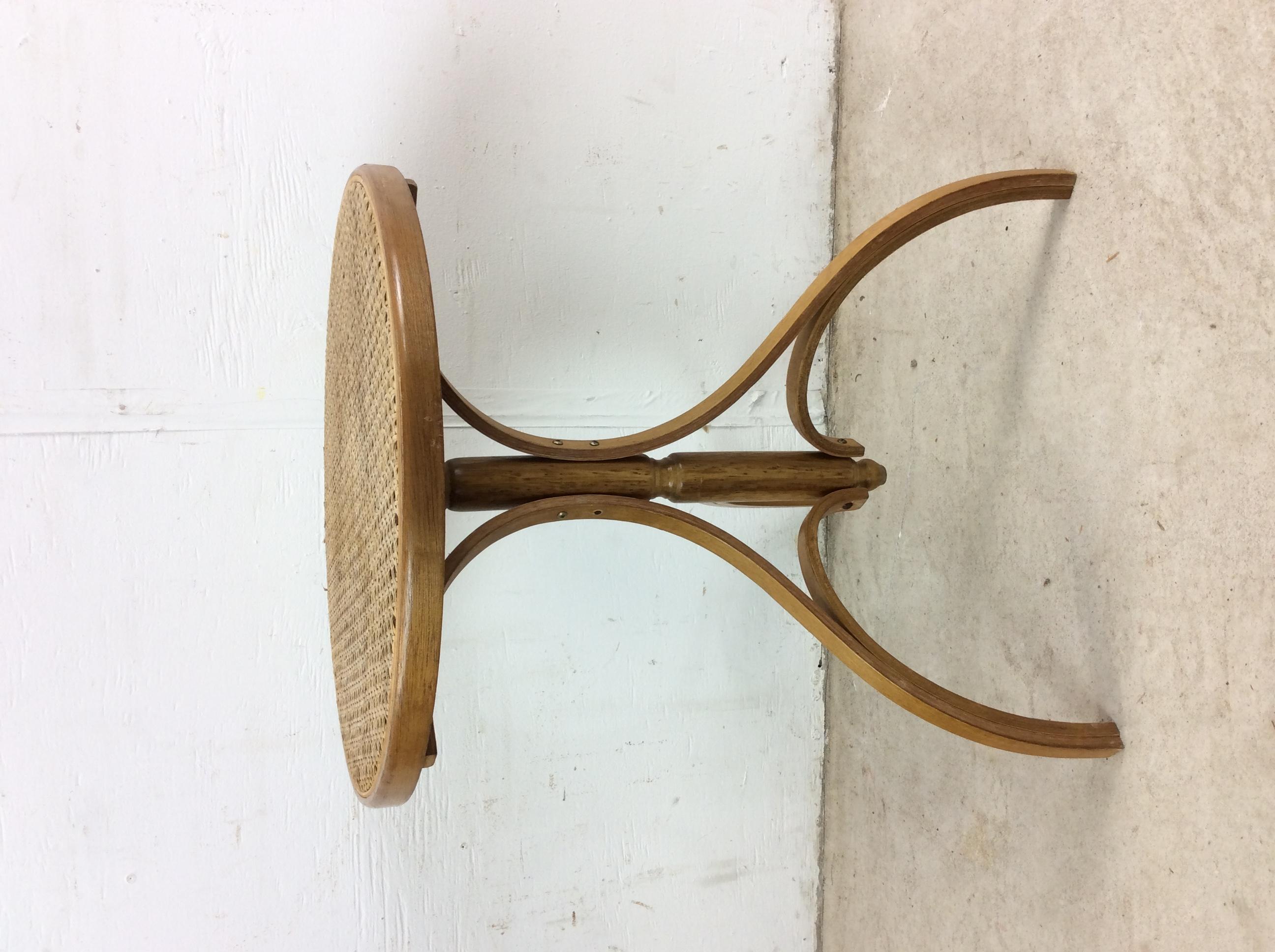 Table d'appoint en bois bentwood avec plateau cannelé en vente 3