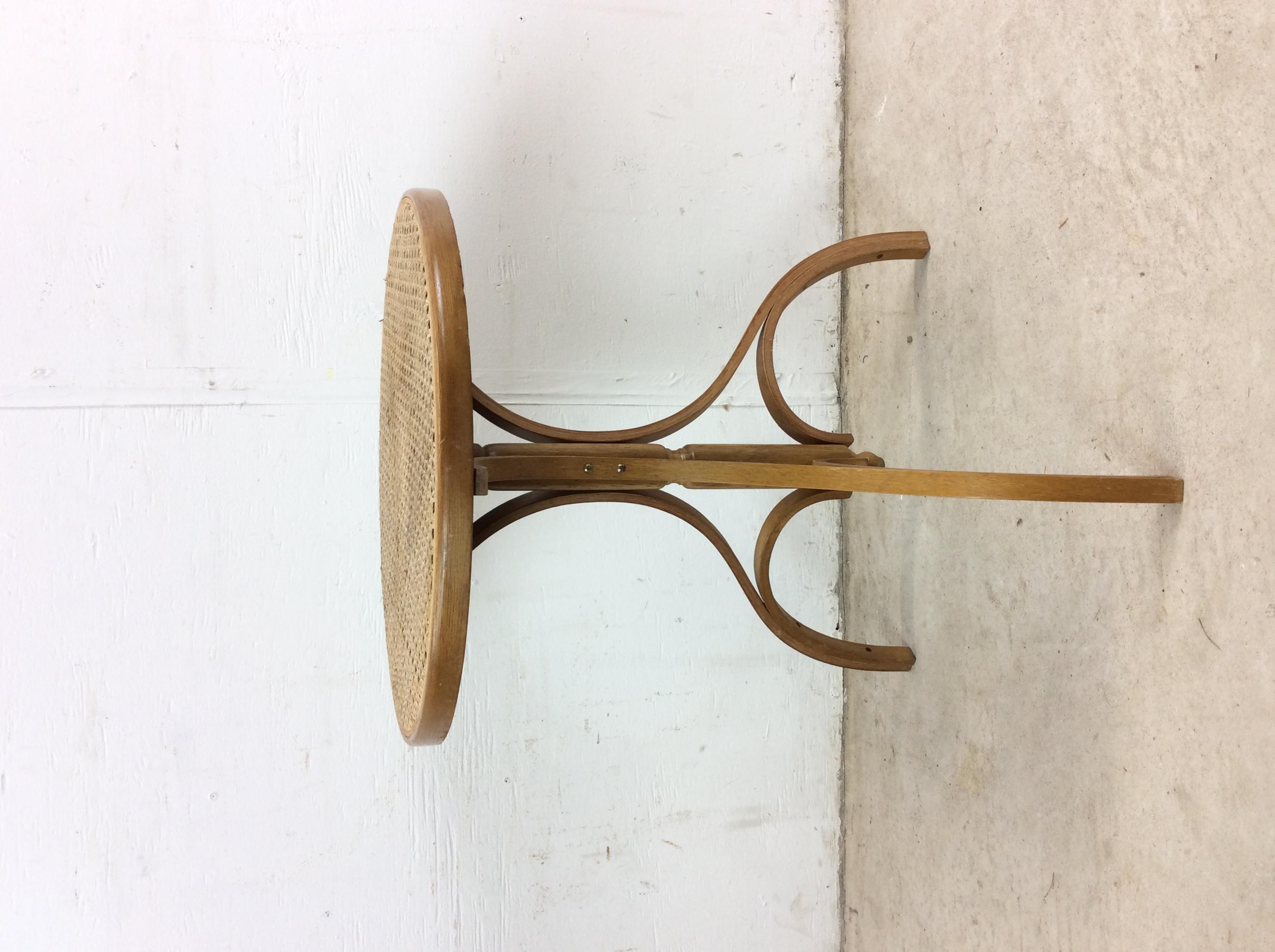 Table d'appoint en bois bentwood avec plateau cannelé en vente 4
