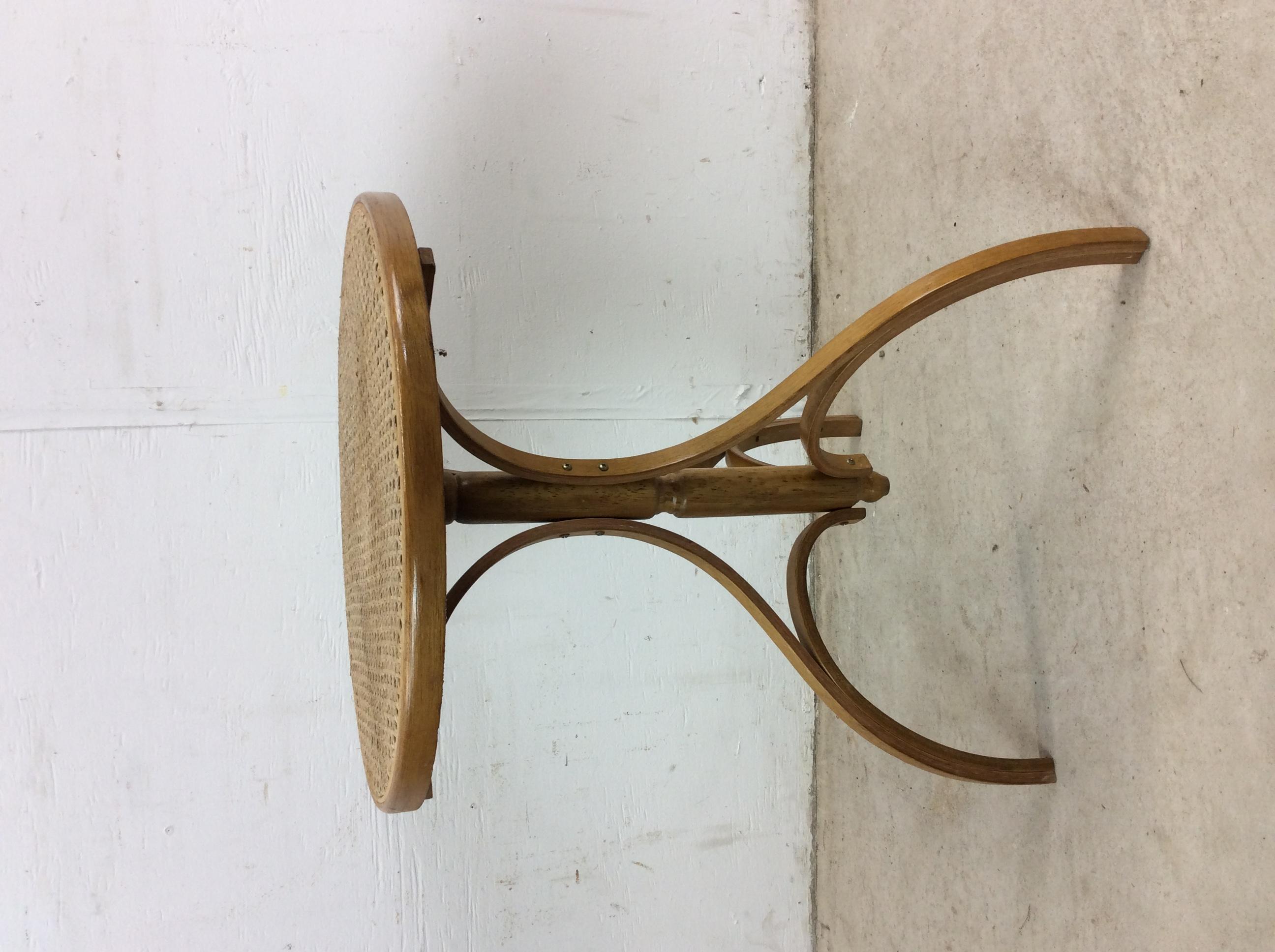 Table d'appoint en bois bentwood avec plateau cannelé en vente 5