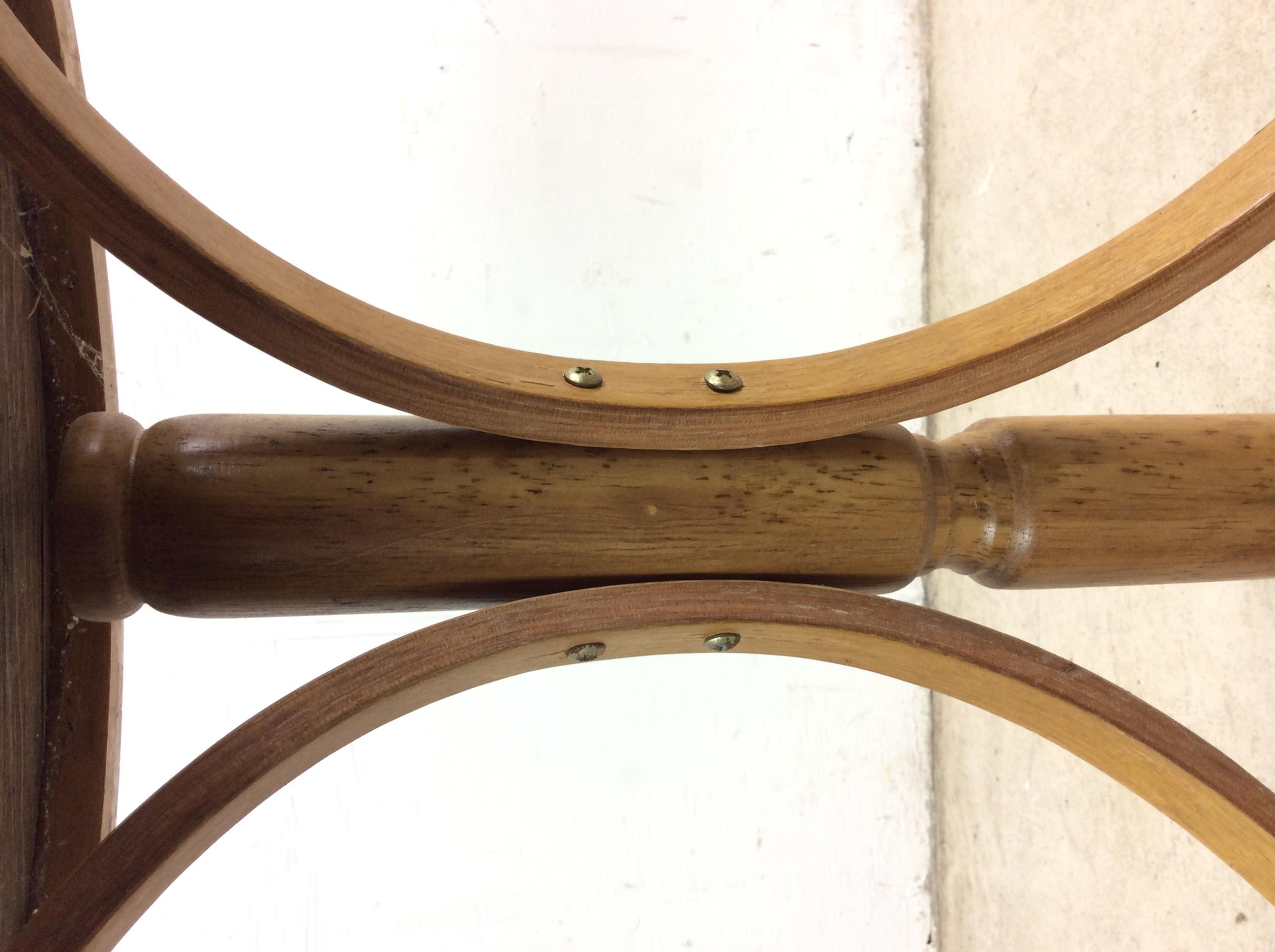 Table d'appoint en bois bentwood avec plateau cannelé en vente 6