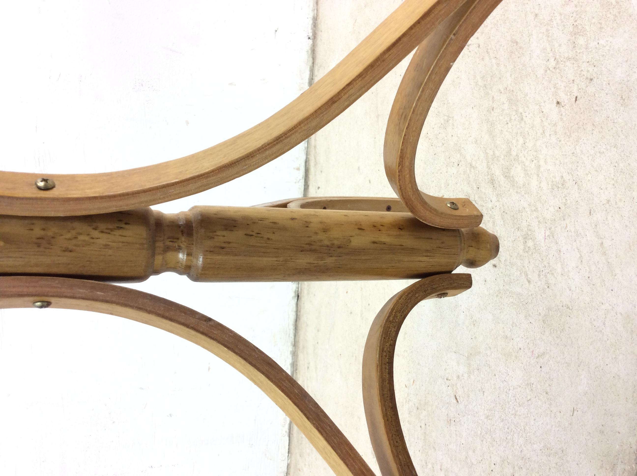 Table d'appoint en bois bentwood avec plateau cannelé en vente 7
