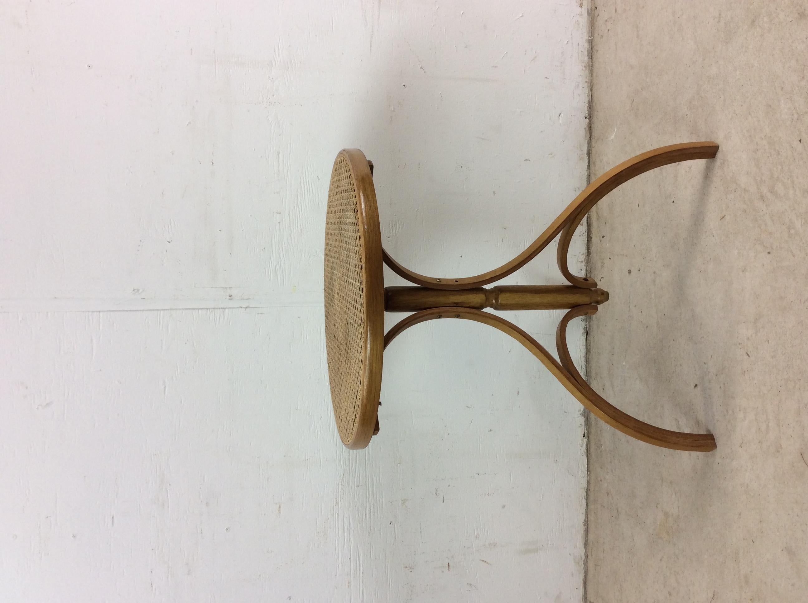 Cette table d'appoint moderne du milieu du siècle présente une construction en bois courbé avec un plateau cannelé unique. u2028u2028Paire de chaises assorties en bois courbé et cannage disponibles séparément.

Dimensions : 18w 18d 22.25h

Notes sur