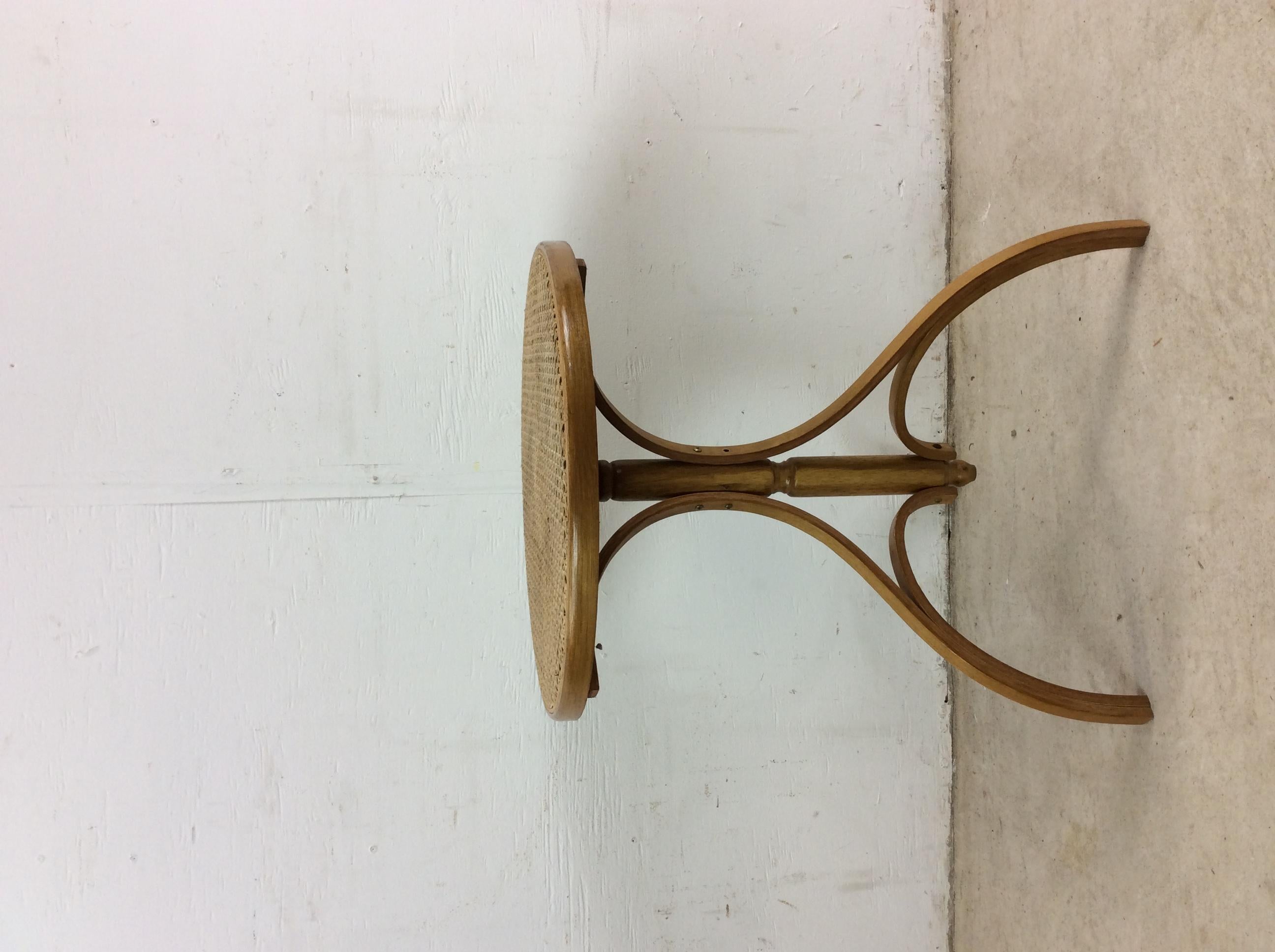 Mid-Century Modern Table d'appoint en bois bentwood avec plateau cannelé en vente