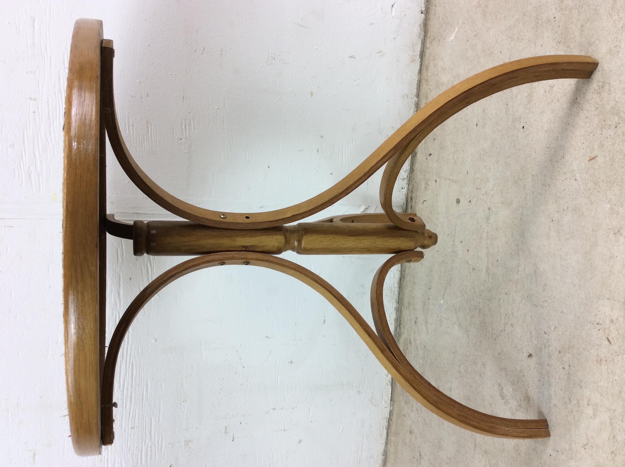 20ième siècle Table d'appoint en bois bentwood avec plateau cannelé en vente