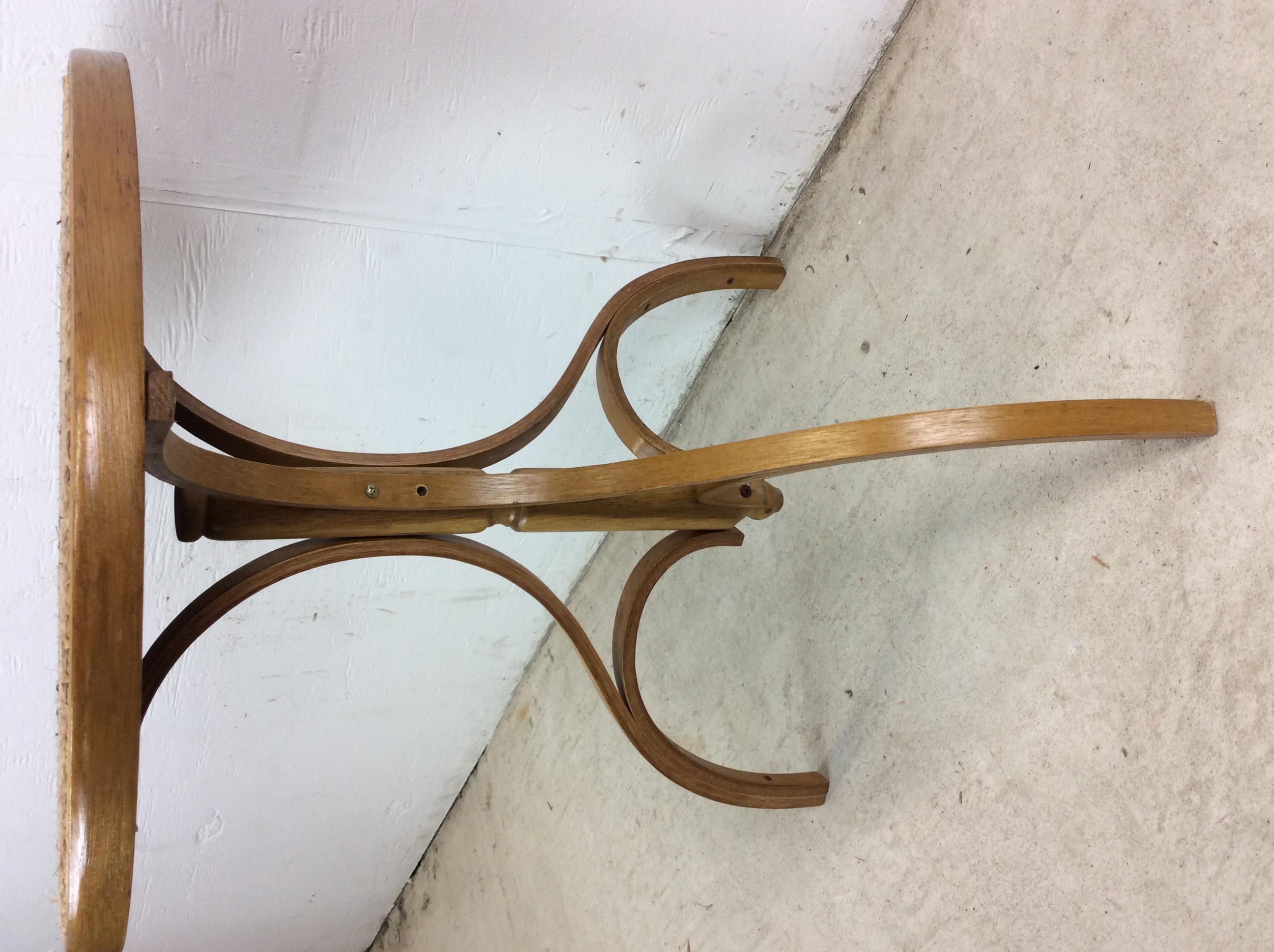 Canne Table d'appoint en bois bentwood avec plateau cannelé en vente