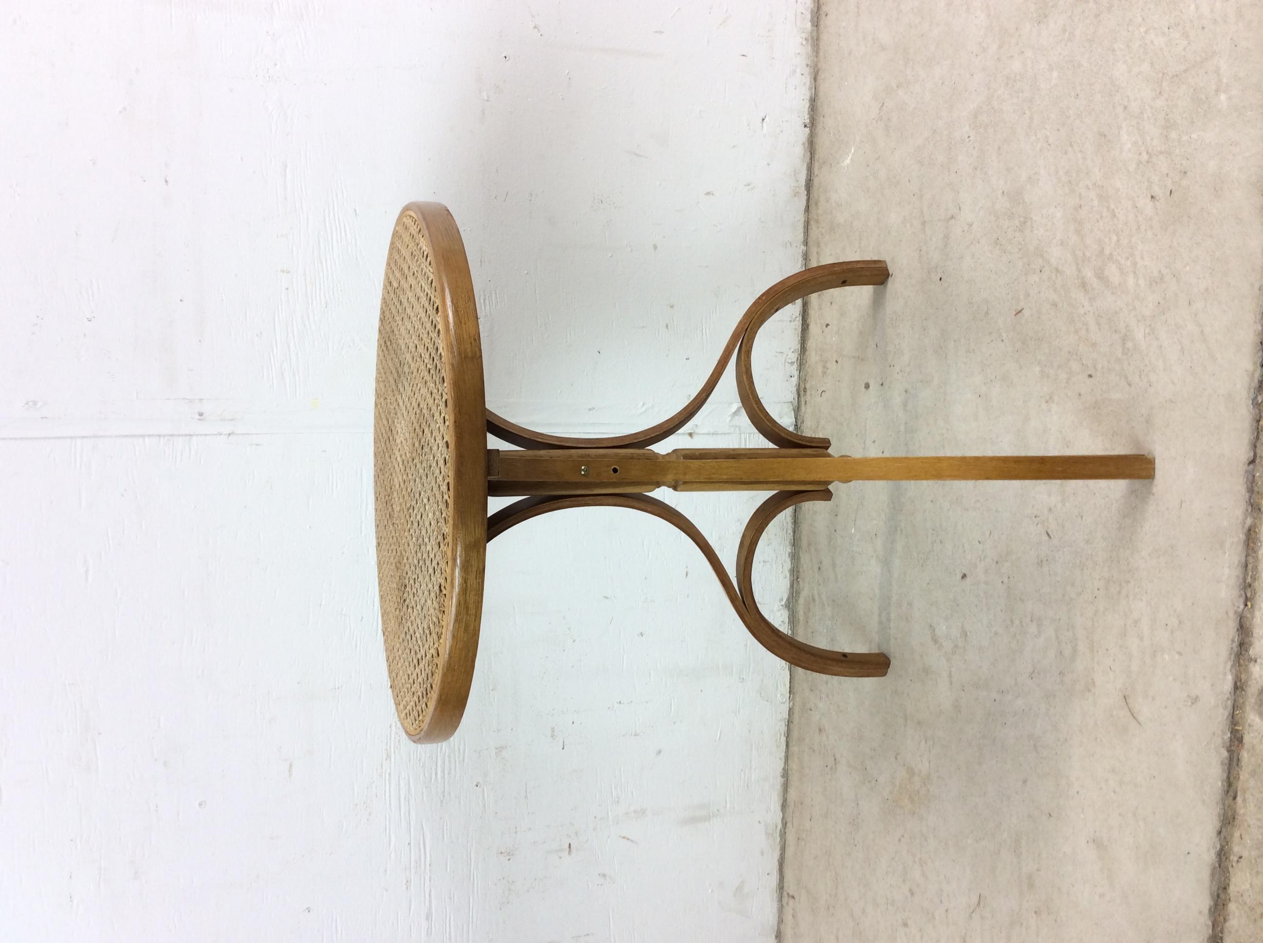 Table d'appoint en bois bentwood avec plateau cannelé en vente 2