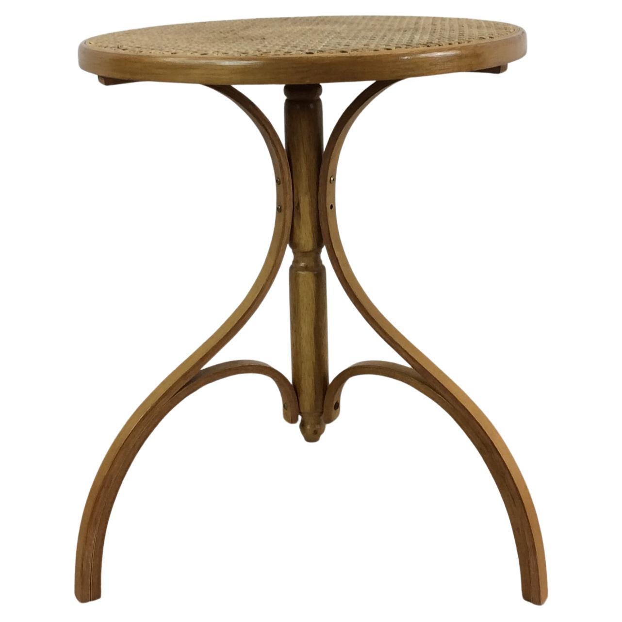 Table d'appoint en bois bentwood avec plateau cannelé en vente