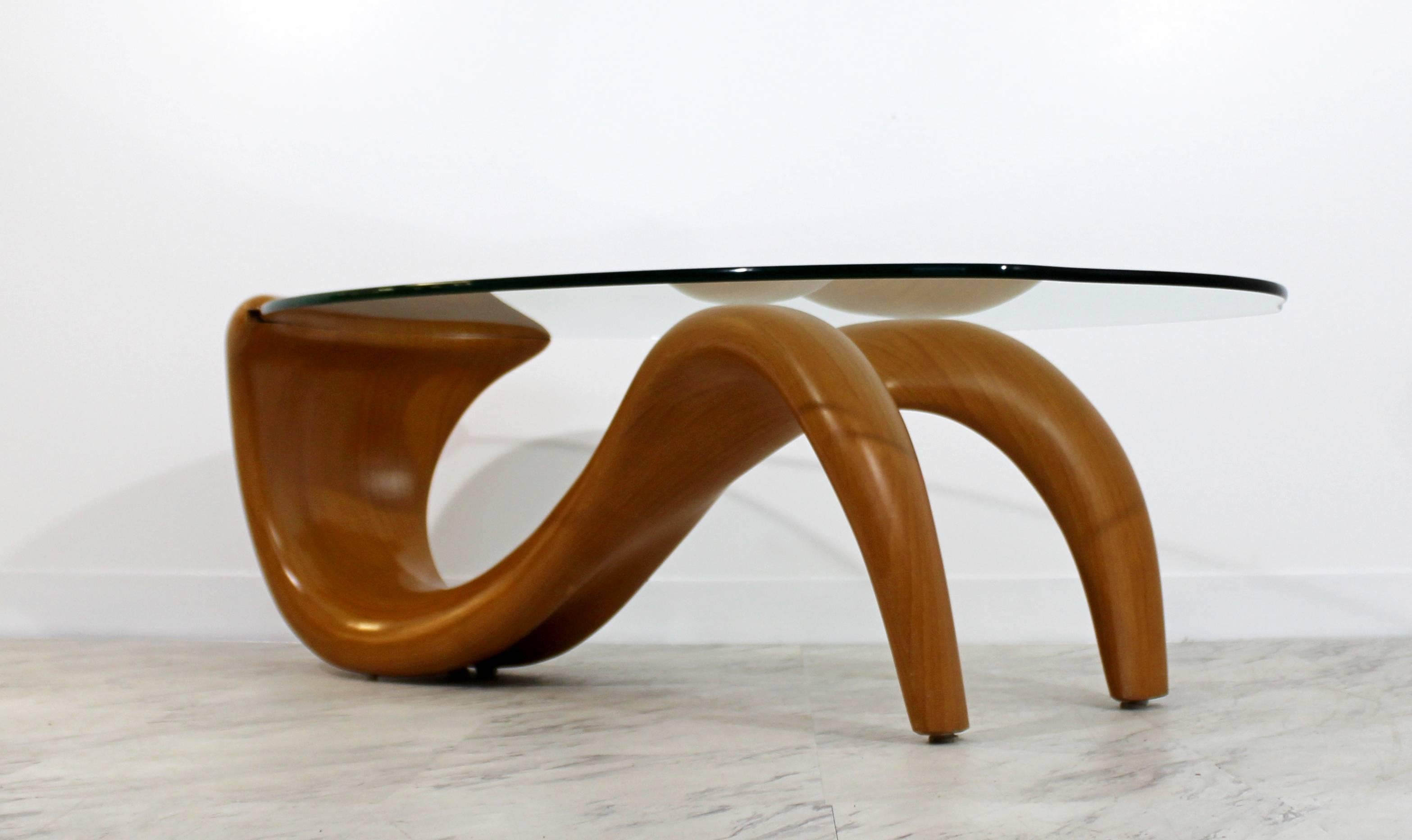 Nous vous présentons une magnifique et très rare table basse biomorphique ou de forme organique:: en bois courbé et en verre:: datant des années 1970. En excellent état. Les dimensions sont de 49