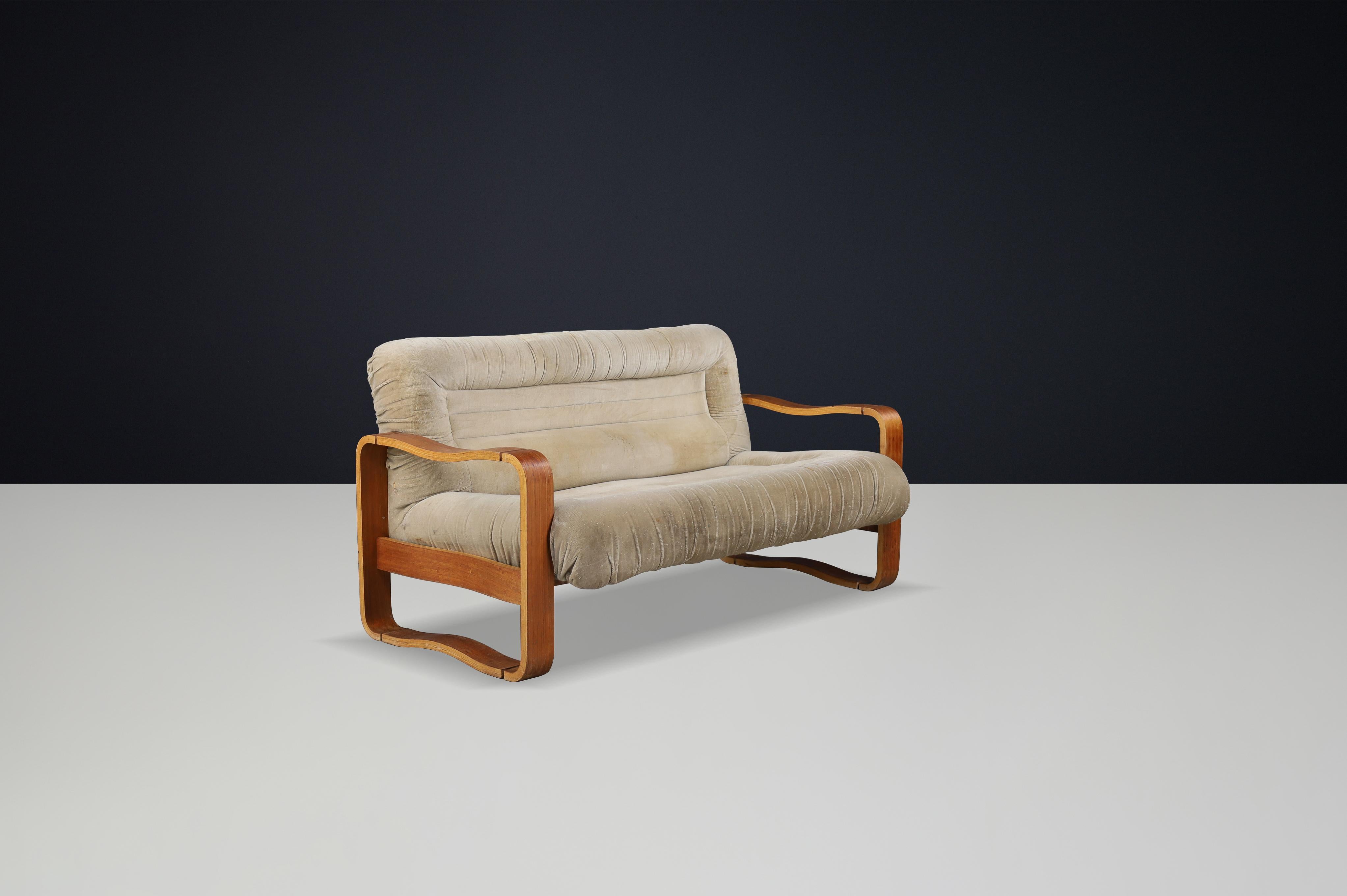 Sofá moderno de madera curvada de mediados de siglo de Jan Bočan, República Checa, 1970

Este llamativo sofá de dos plazas de madera curvada fue diseñado por el famoso arquitecto y diseñador checo Jan Bočan en la década de 1970. Ejemplo de diseño