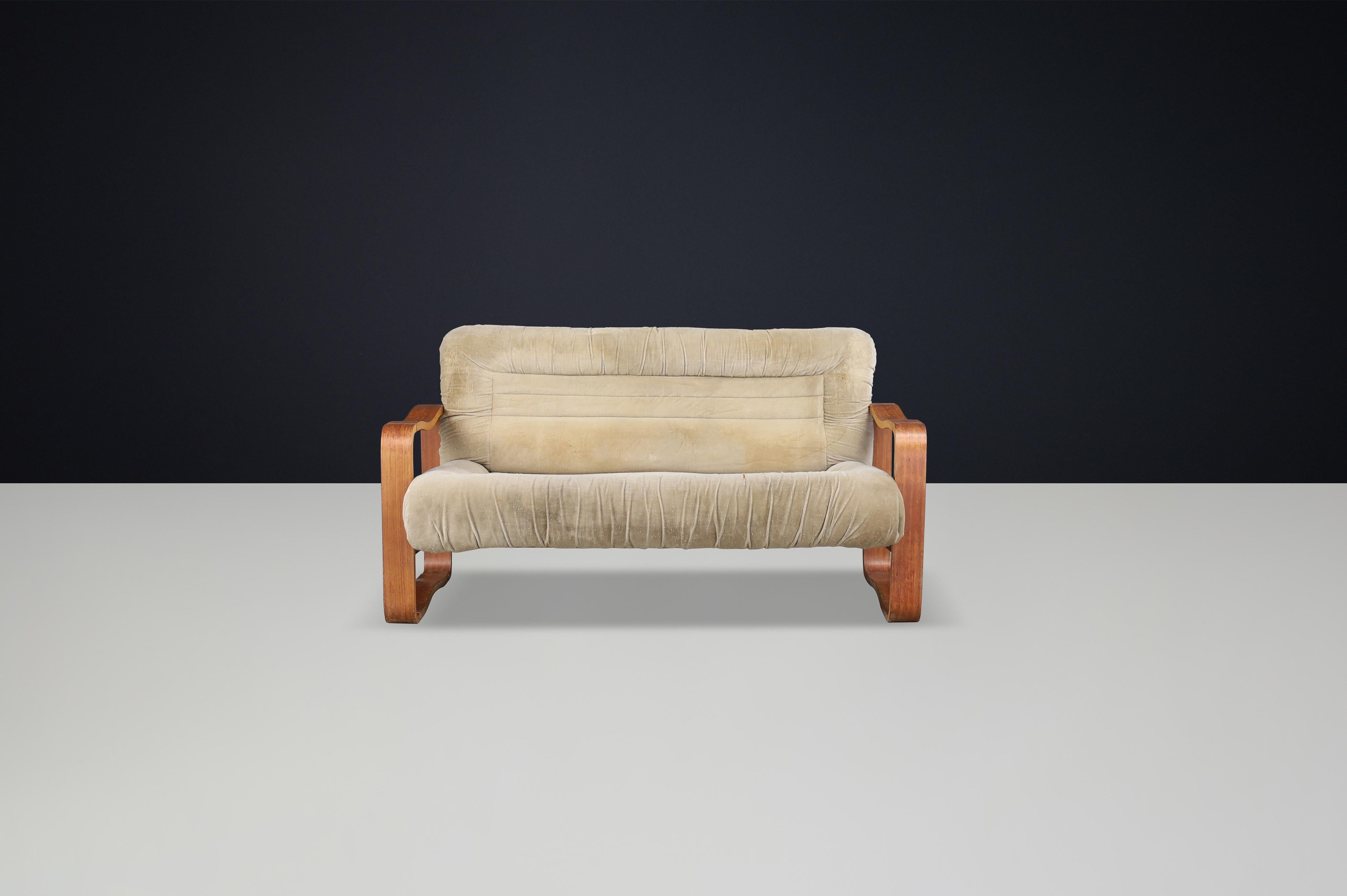 Sofá moderno de madera curvada de mediados de siglo de Jan Bočan, República Checa, 1970 Moderno de mediados de siglo en venta