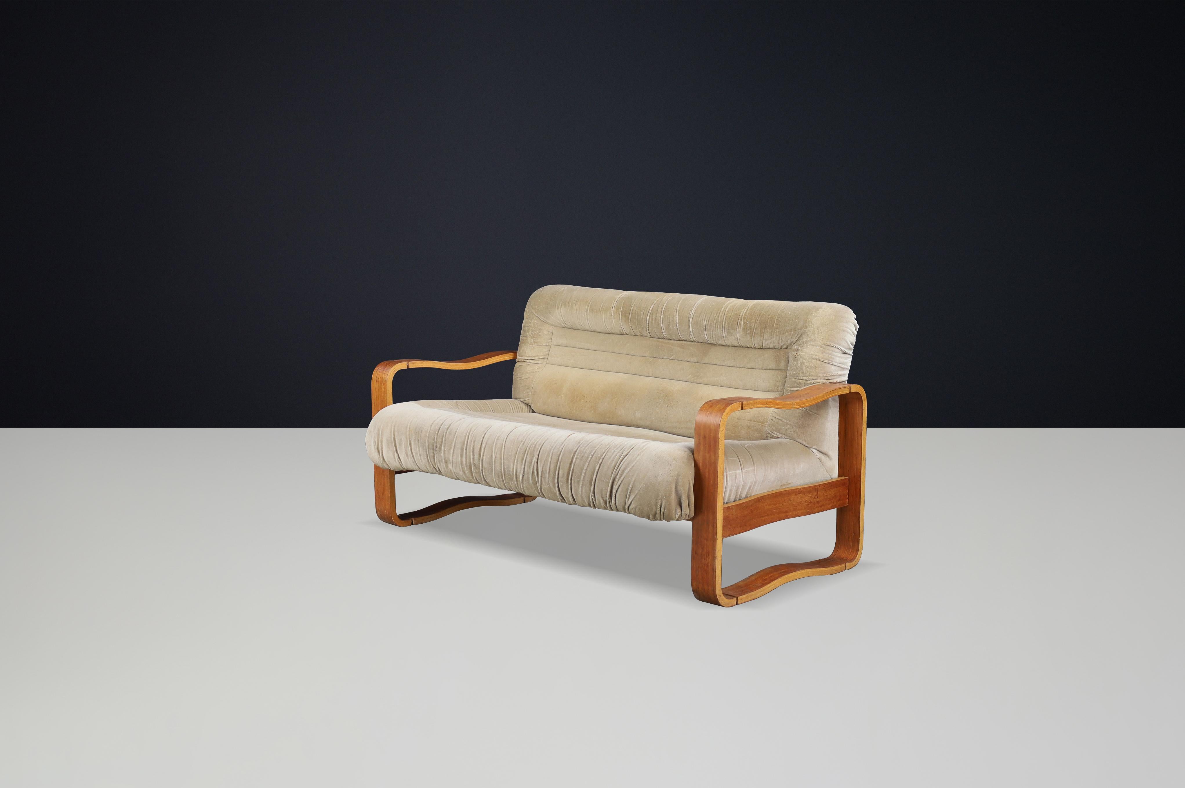 Sofá moderno de madera curvada de mediados de siglo de Jan Bočan, República Checa, 1970 Checo en venta