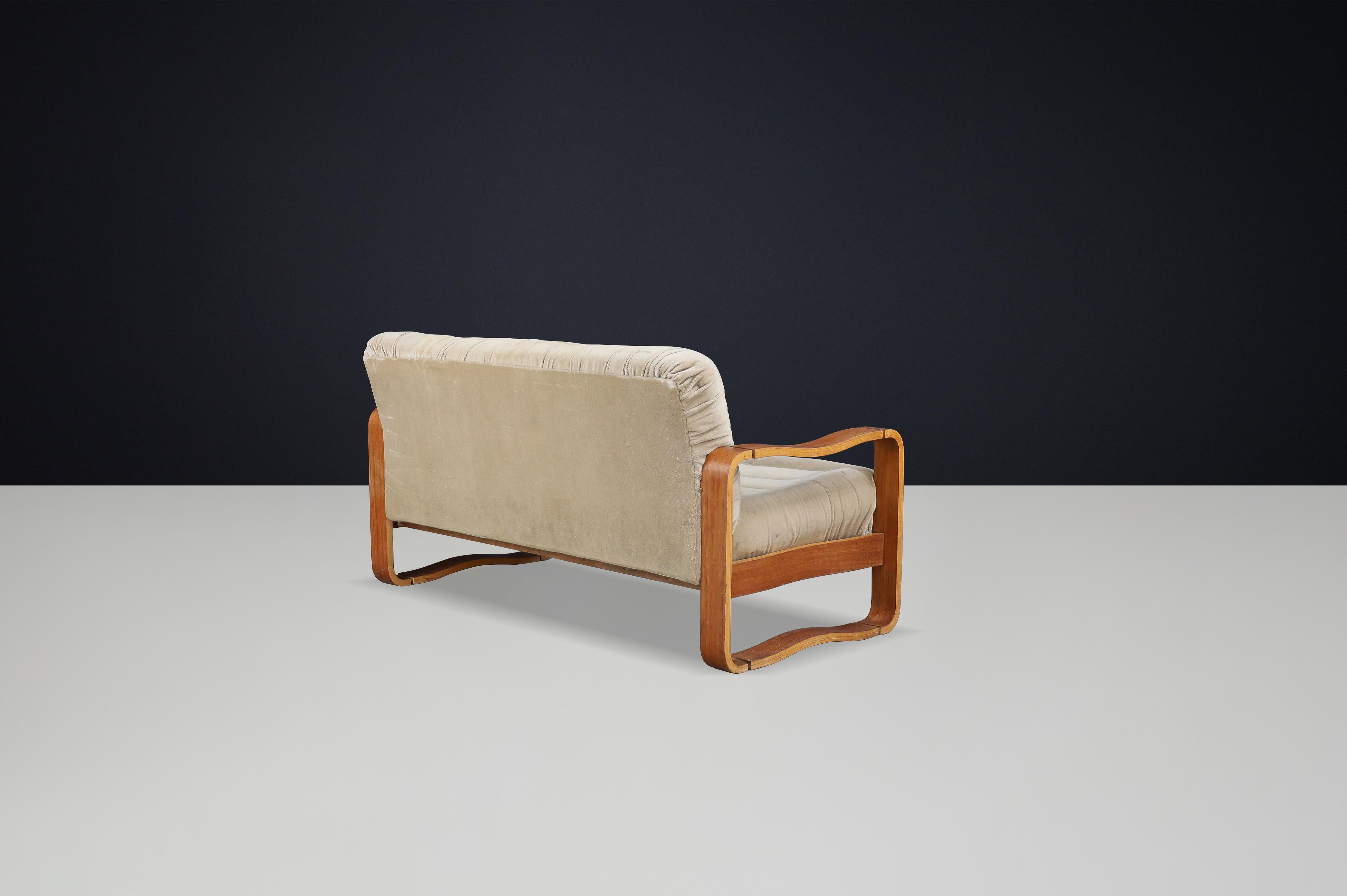 Sofá moderno de madera curvada de mediados de siglo de Jan Bočan, República Checa, 1970 Tapicería en venta