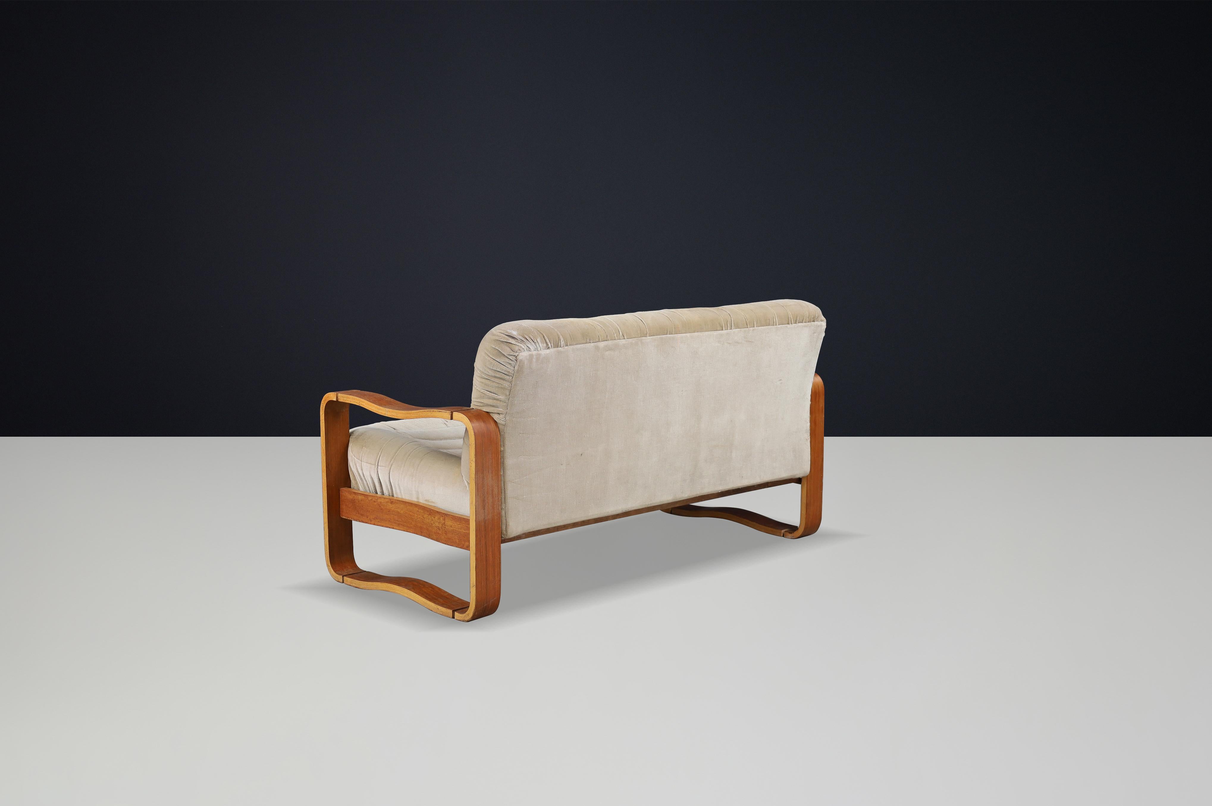 Sofá moderno de madera curvada de mediados de siglo de Jan Bočan, República Checa, 1970 en venta 2