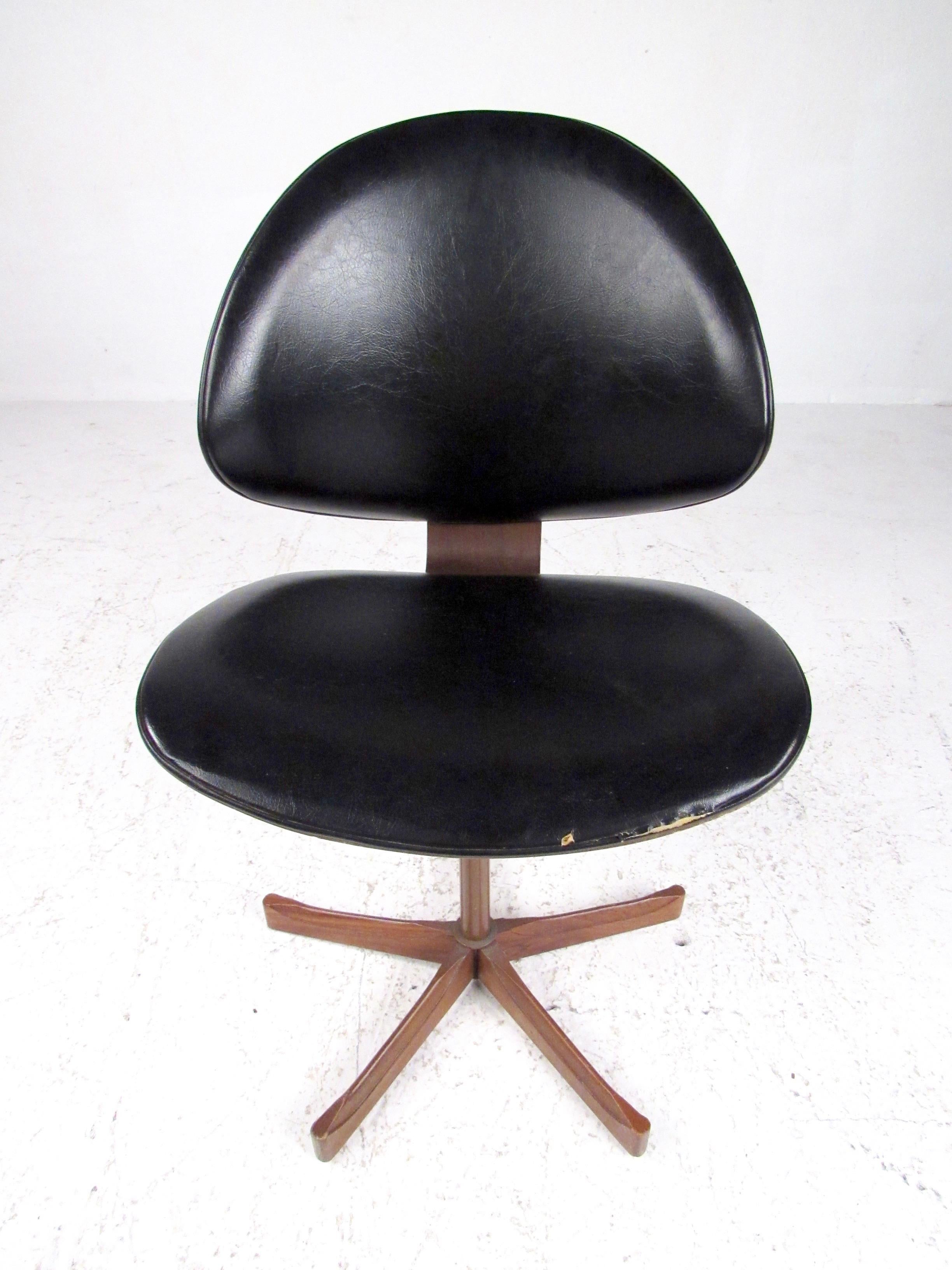 This unique sculptural modern side chair features the Mid-Century Modern design of Seymour James Weiner for the Kodawood Company. Perfect swivel seat for home or business use as desk chair or occasional seating. The iconic bentwood seat is