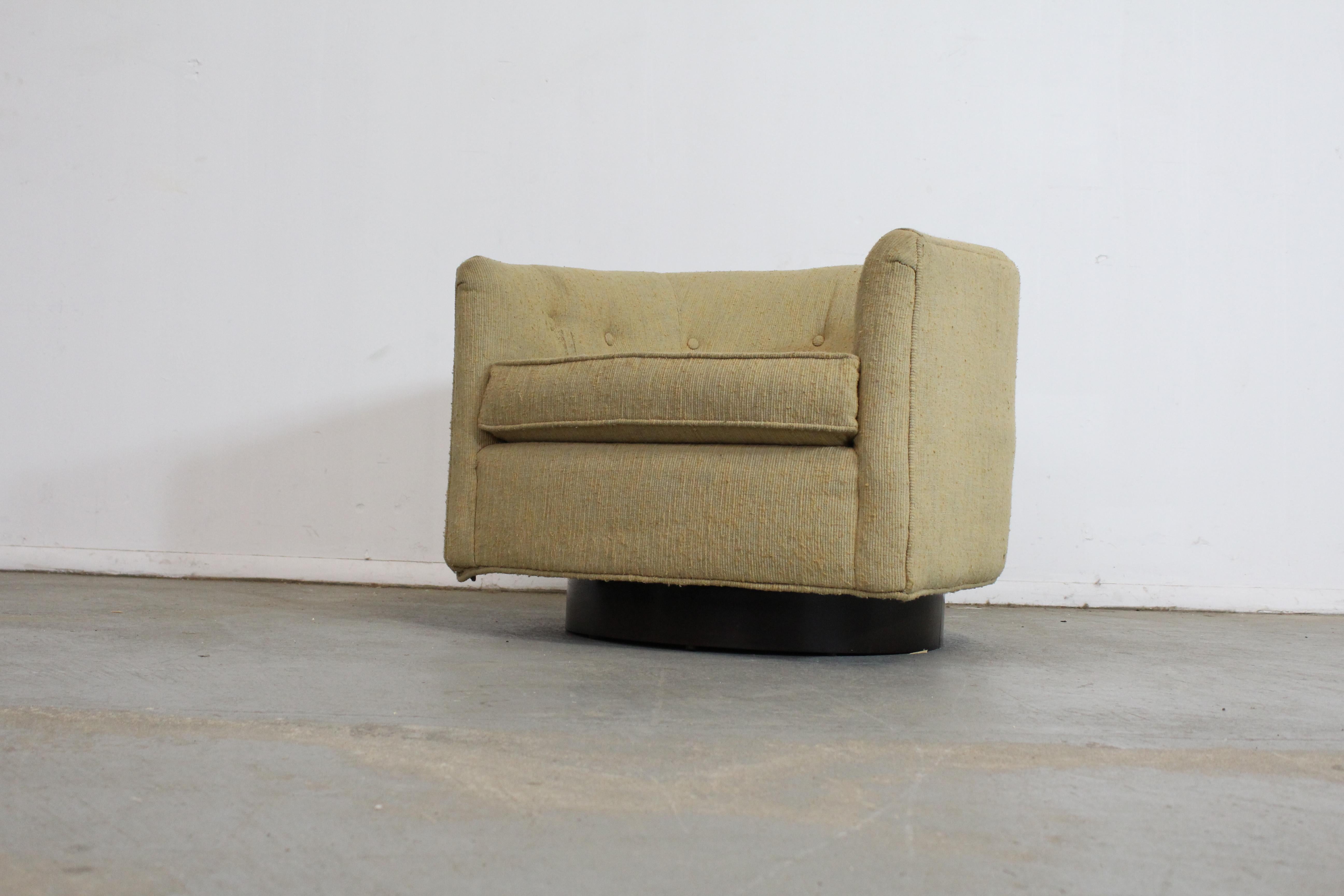 What a find. Offered is a Mid-Century Modern barrel-back swivel chair by Bernhardt. The chair is in the style of Milo Baughman. Has a wooden base, tufted back, swivels and rocks. It is in good condition some scuff marks on the base. Upholstery needs