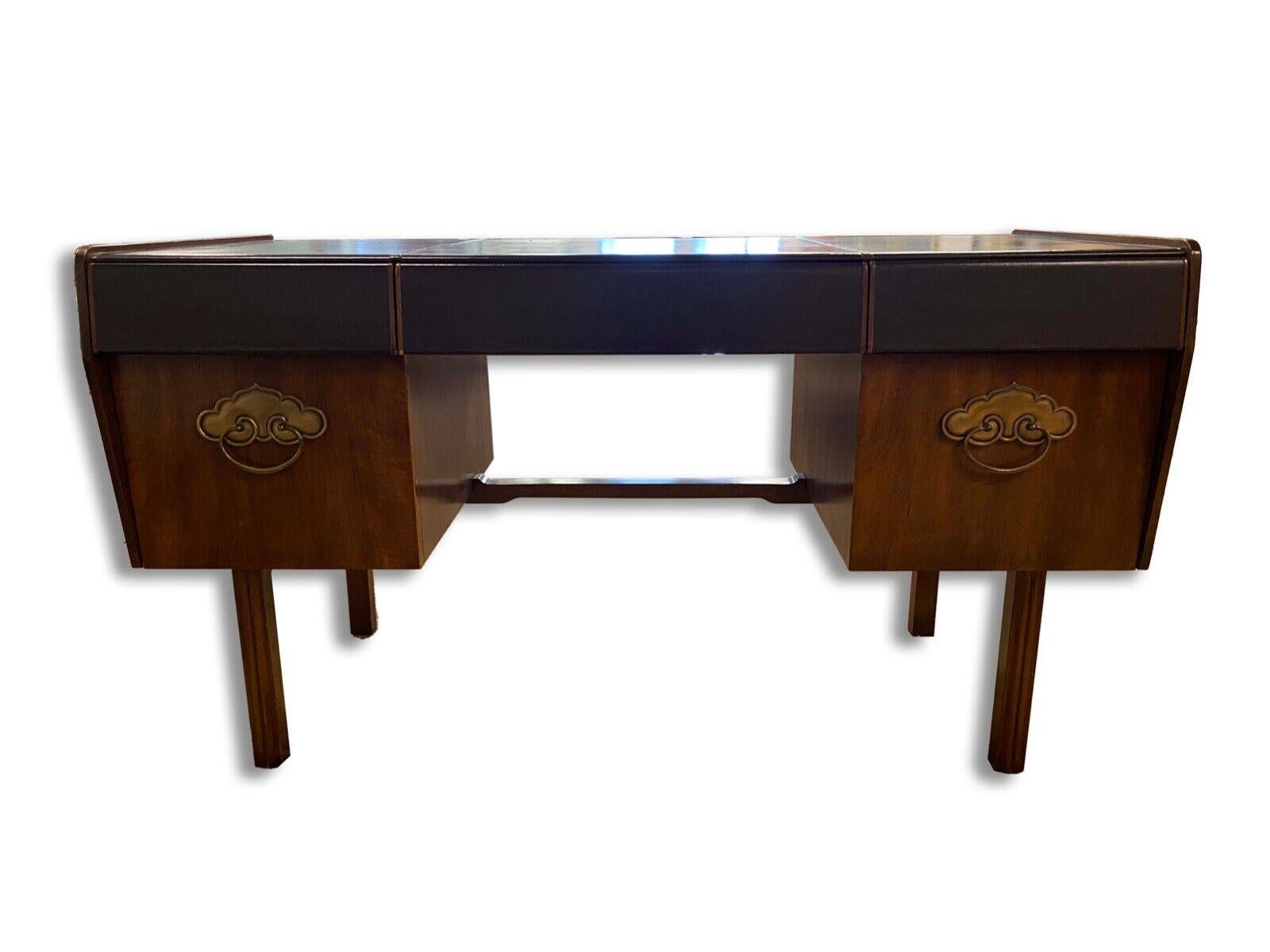Der Bert England for Widdicomb Leather Top Desk ist eine bemerkenswerte Mischung aus Stil und Funktionalität. Dieser Schreibtisch wurde von dem renommierten Designer Bert England entworfen und zeichnet sich durch exquisite Handwerkskunst und Liebe