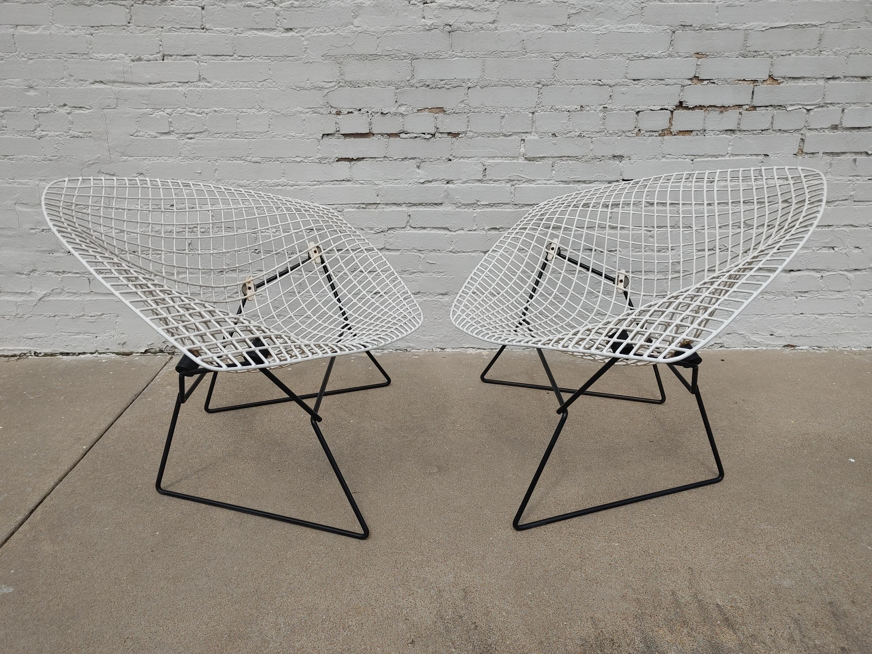 Metal Mid Century Modern Bertoia Large White Wire Diamond Chairs For Sale