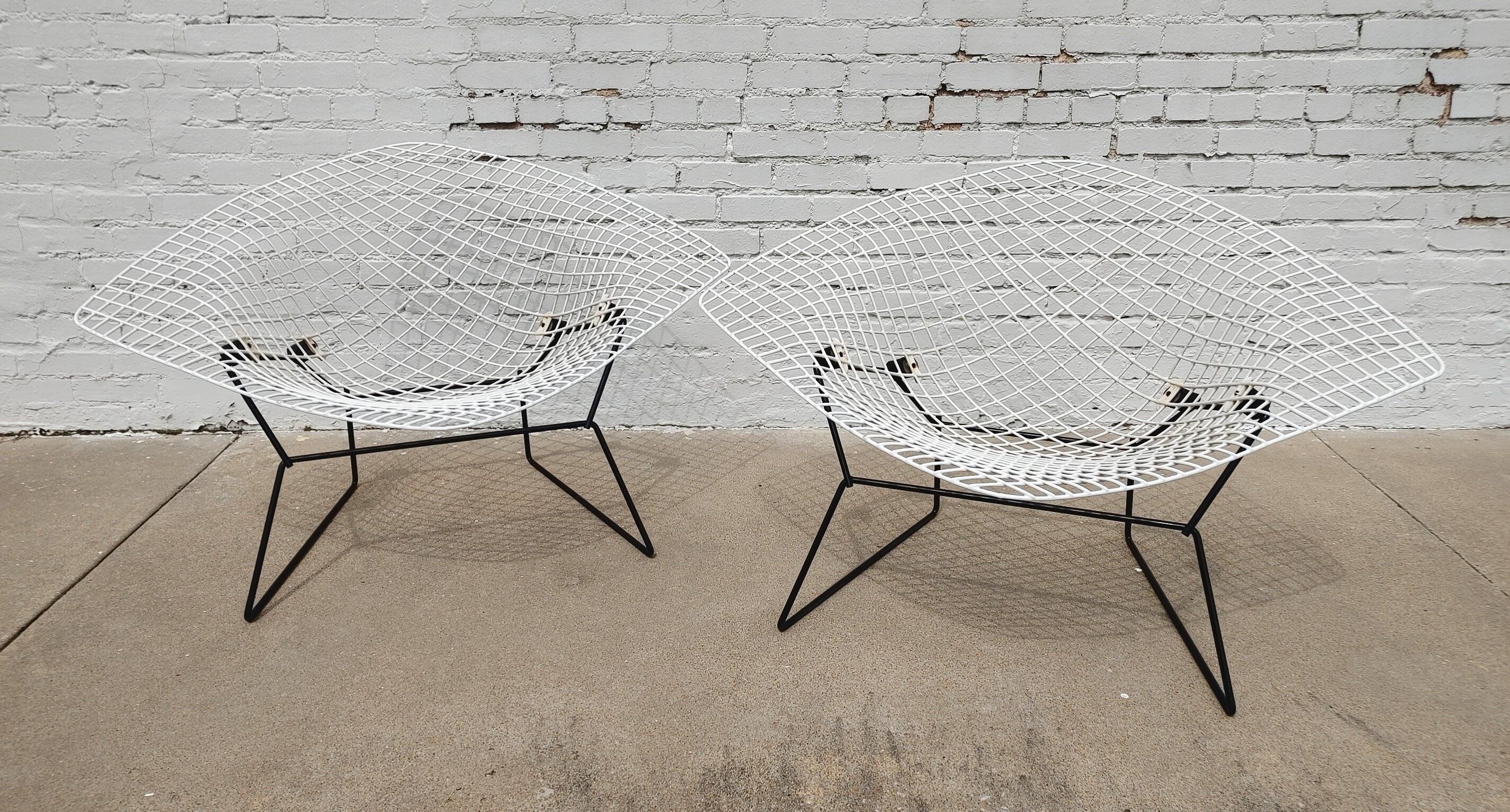 Mid Century Modern Bertoia Large White Wire Diamond Chairs For Sale 1