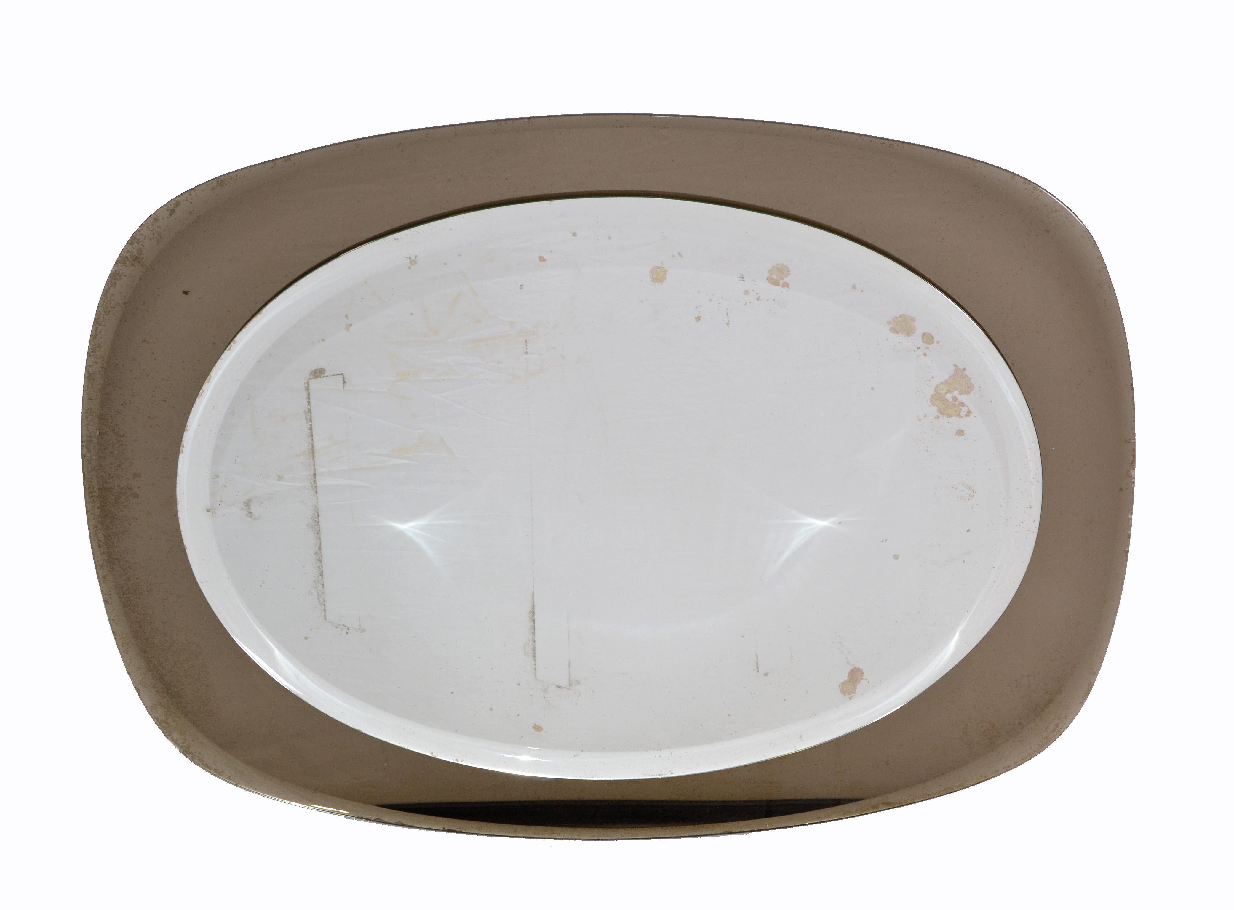 Verre fumé biseauté et miroir biseauté transparent de style Mid-Century Modern, Italie, années 1960.
Mesure : Taille du miroir : 25 x 18 pouces.
Peut être accroché aussi bien à l'horizontale qu'à la verticale.