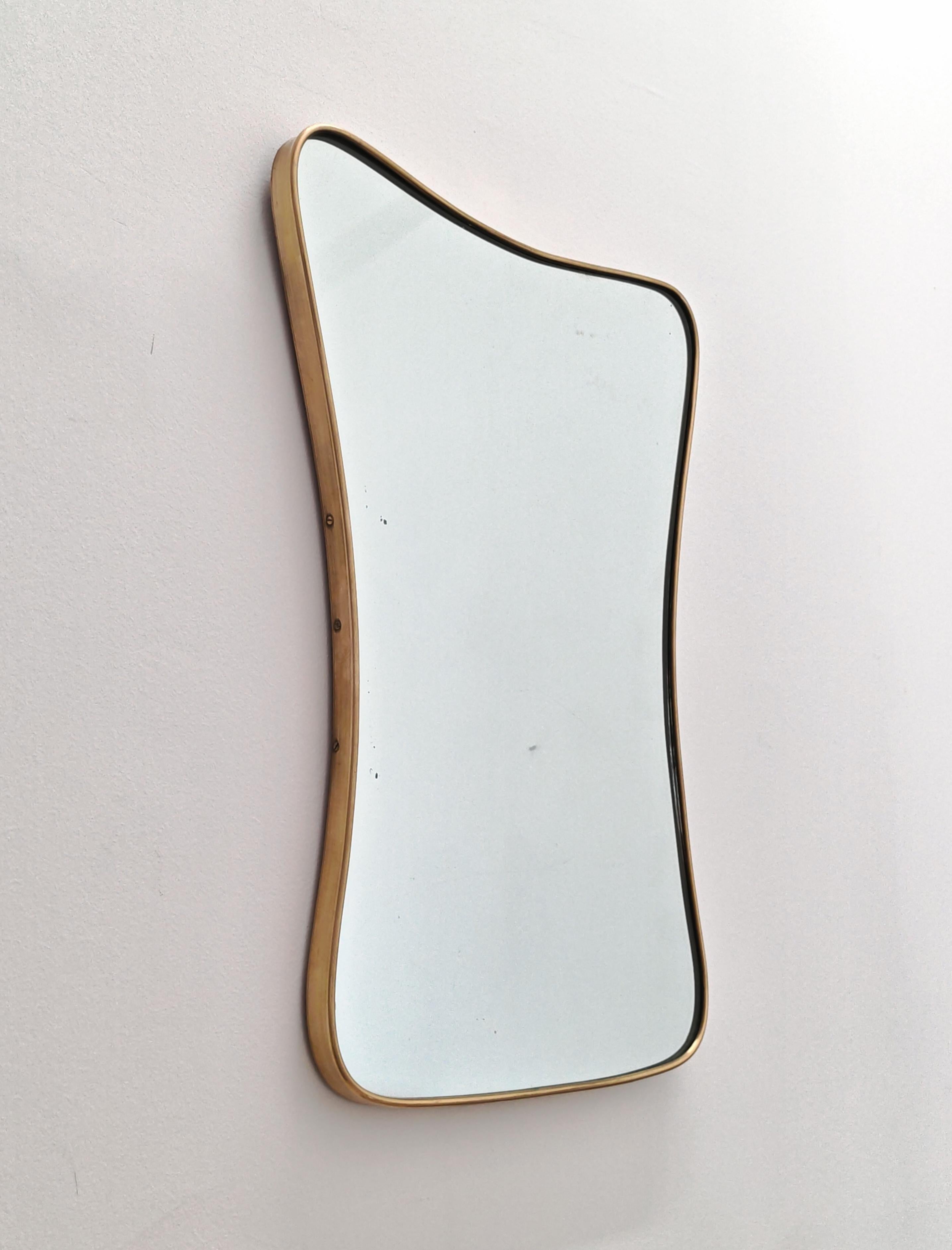 Miroir biseauté avec cadre en laiton, datant du milieu du siècle dernier, attr. à Gio Ponti en vente 3
