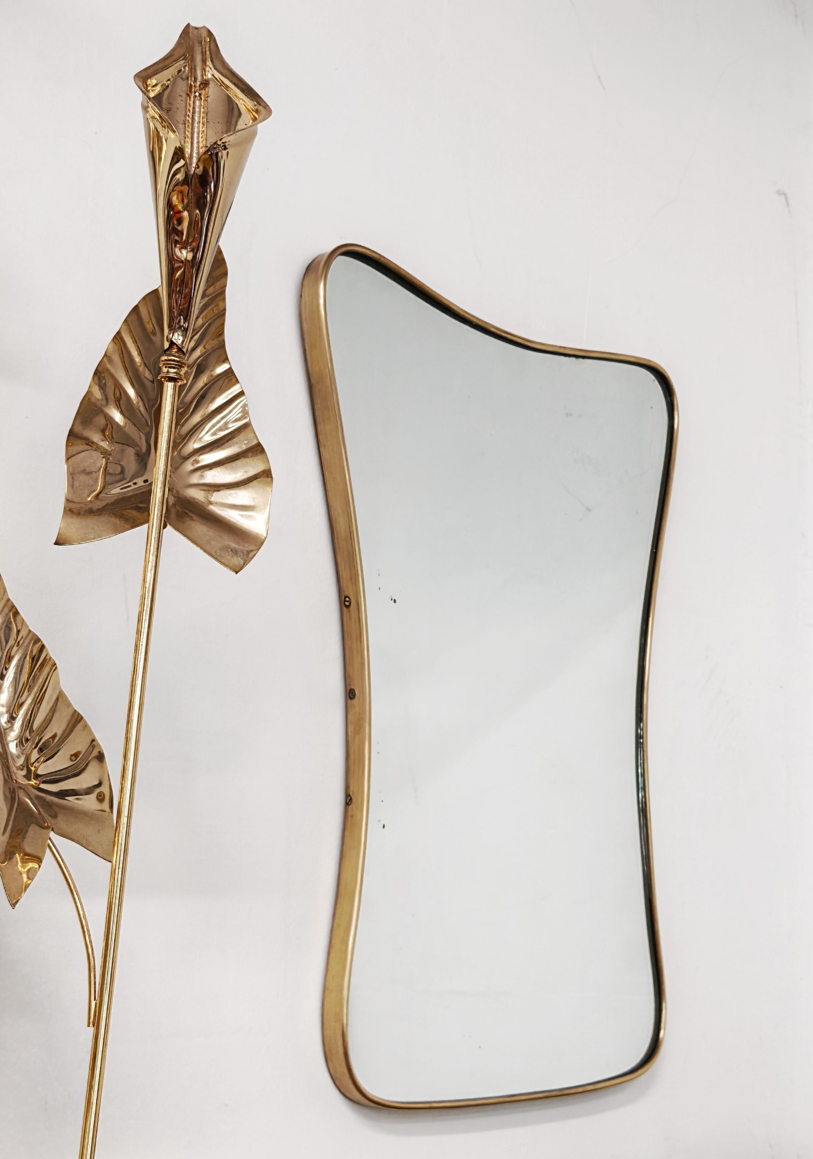 Dans cette annonce, vous trouverez un spectaculaire miroir biseauté de style moderne du milieu du siècle avec un cadre en laiton. Le design de ce miroir est attribué à Gio Ponti. Avec sa forme unique, ce miroir ne demande qu'à être mis en valeur et