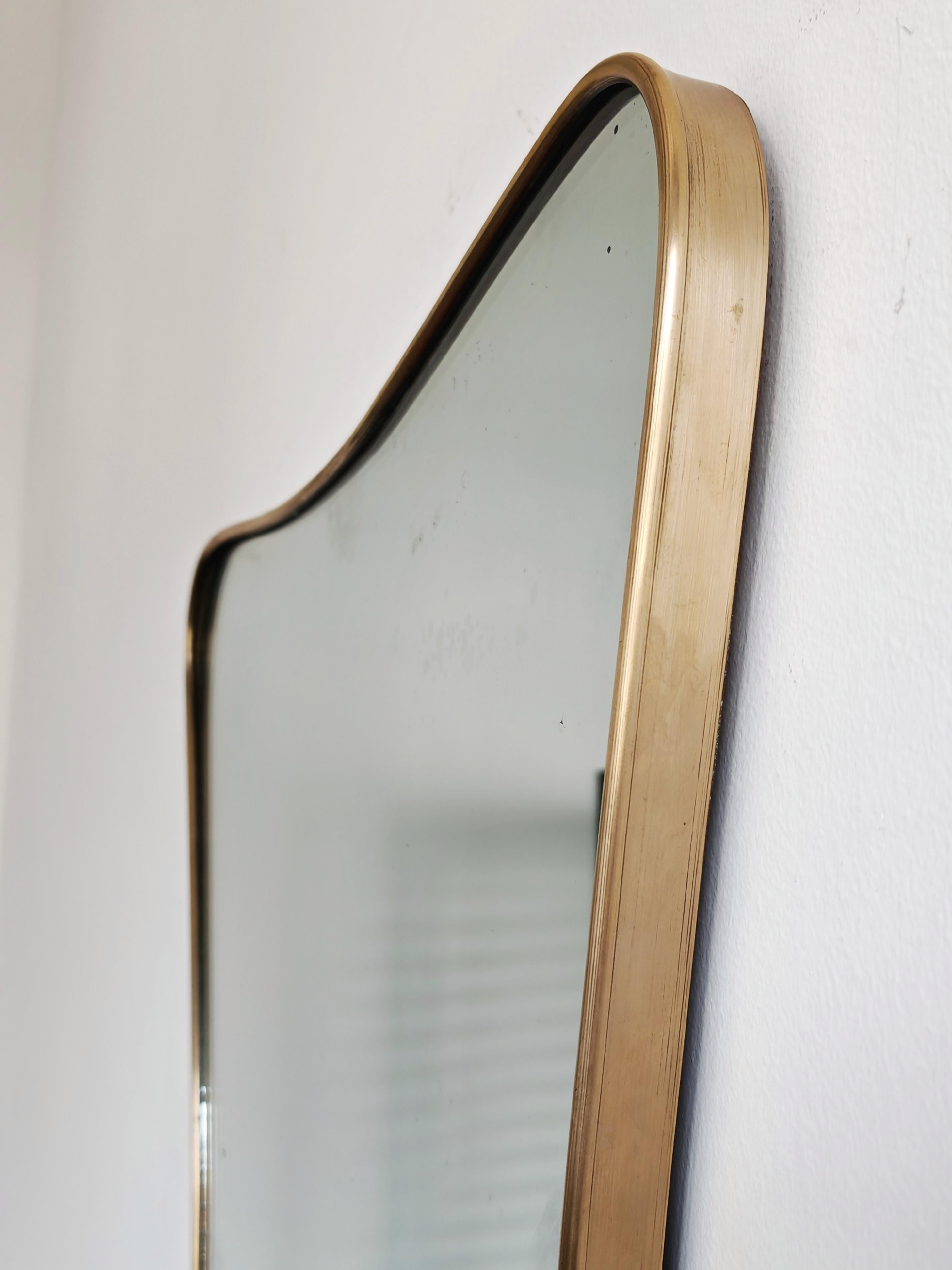 Mid-Century Modern Miroir biseauté avec cadre en laiton, datant du milieu du siècle dernier, attr. à Gio Ponti en vente