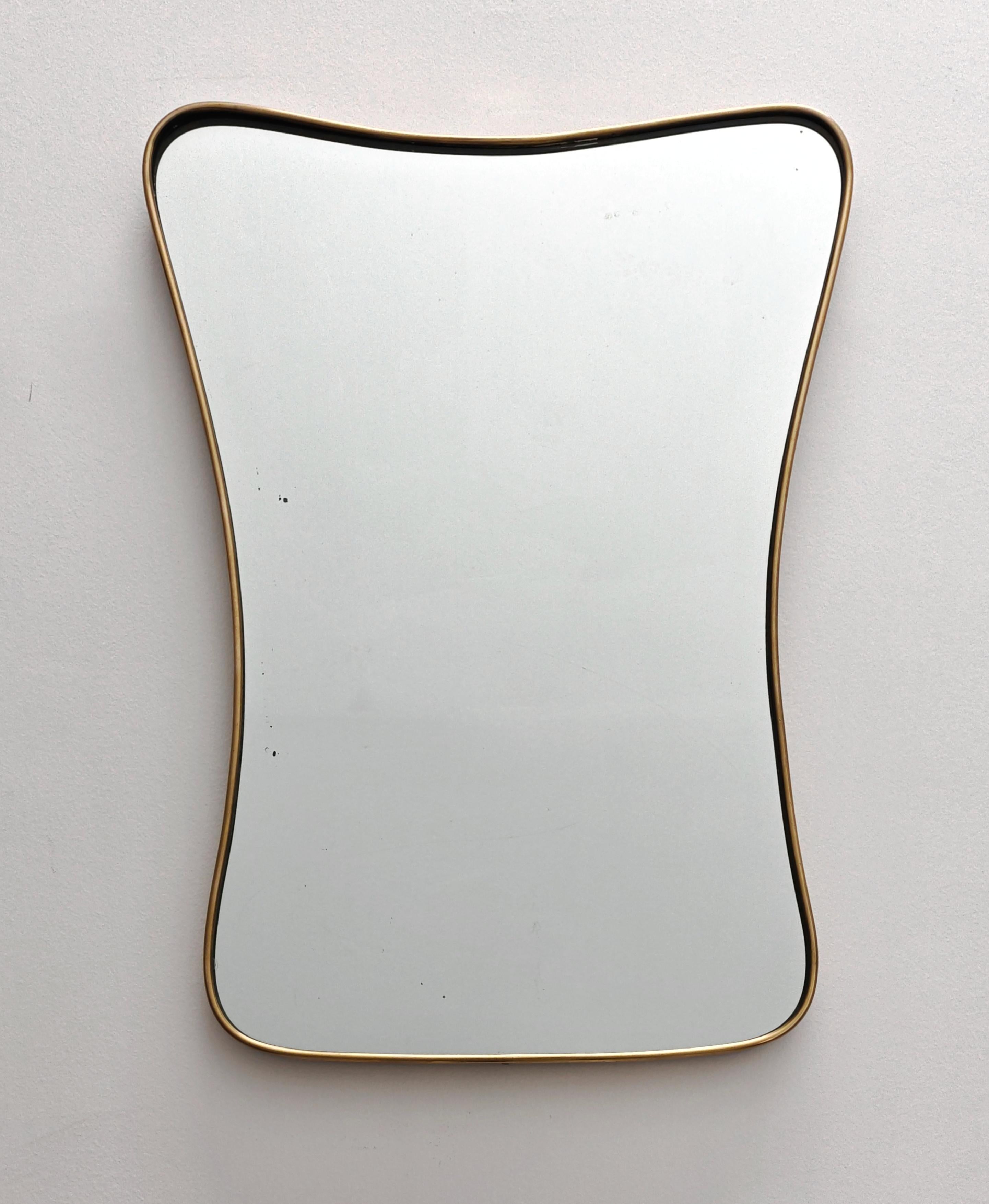italien Miroir biseauté avec cadre en laiton, datant du milieu du siècle dernier, attr. à Gio Ponti en vente