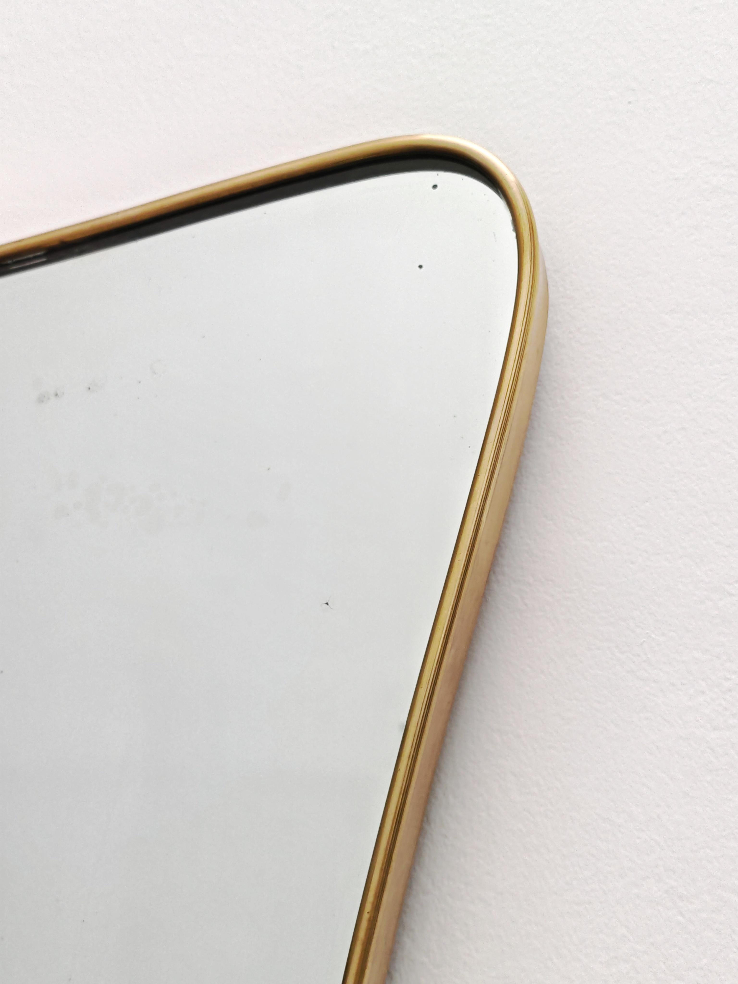 Miroir biseauté avec cadre en laiton, datant du milieu du siècle dernier, attr. à Gio Ponti Bon état - En vente à Beograd, RS