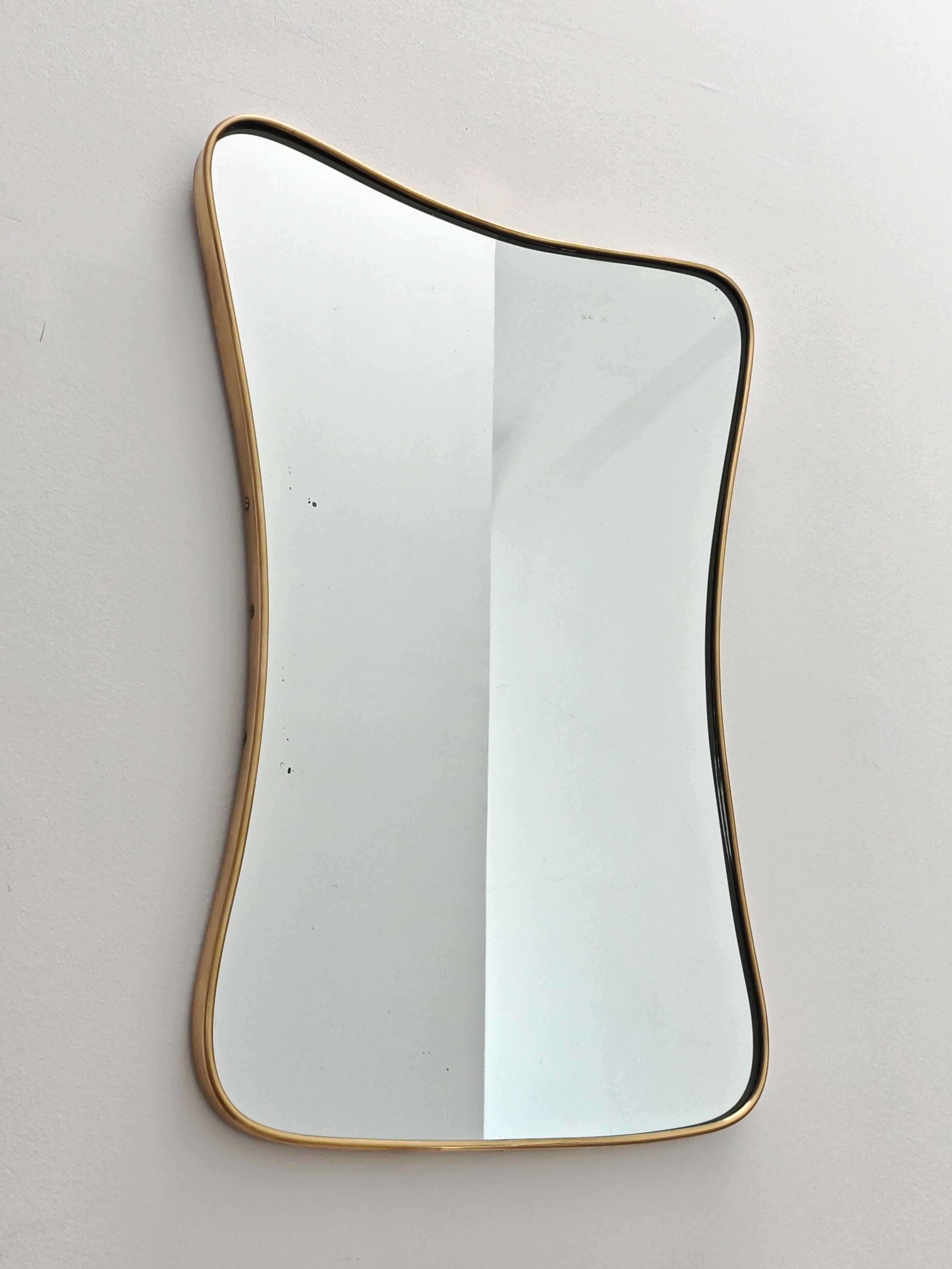 Miroir biseauté avec cadre en laiton, datant du milieu du siècle dernier, attr. à Gio Ponti en vente 2