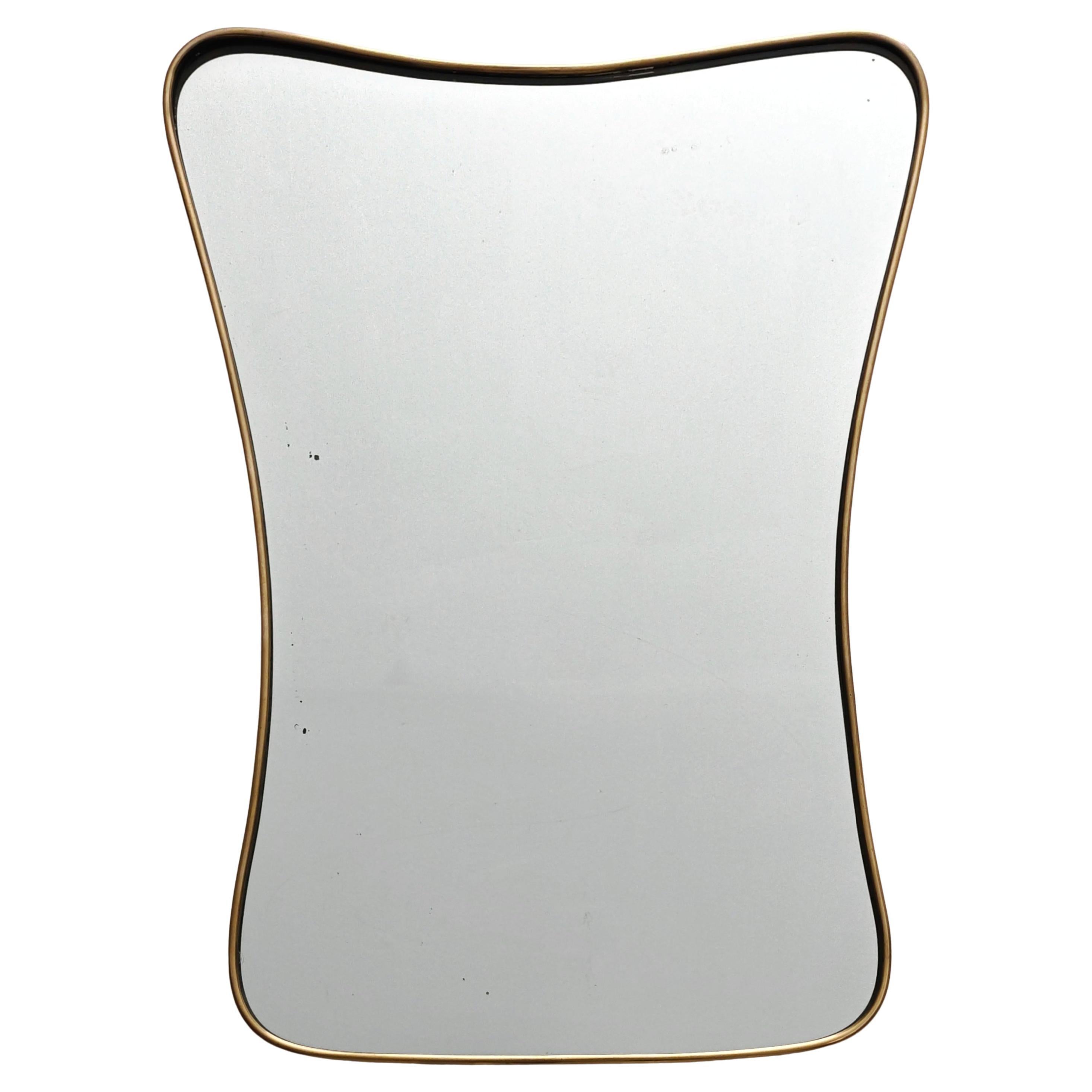 Miroir biseauté avec cadre en laiton, datant du milieu du siècle dernier, attr. à Gio Ponti en vente