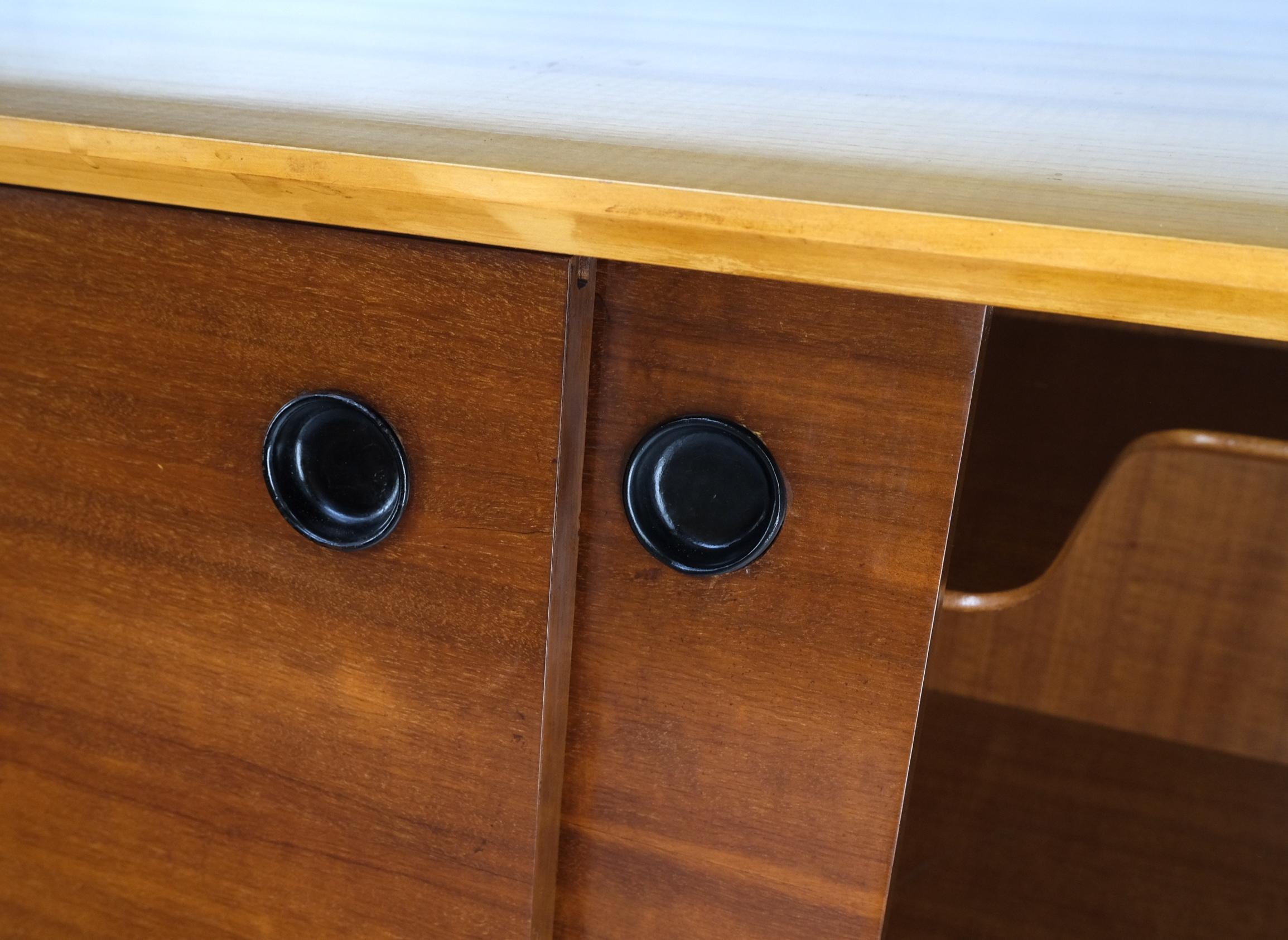 Mid-Century Modern Bi Level Long Credenza Server Dresser Cabinet Ebonized Legs (amerikanisch) im Angebot