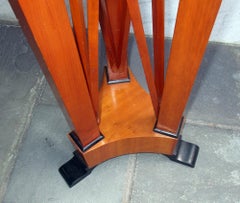 Coppia di piedistalli in stile Biedermeier della metà del secolo scorso