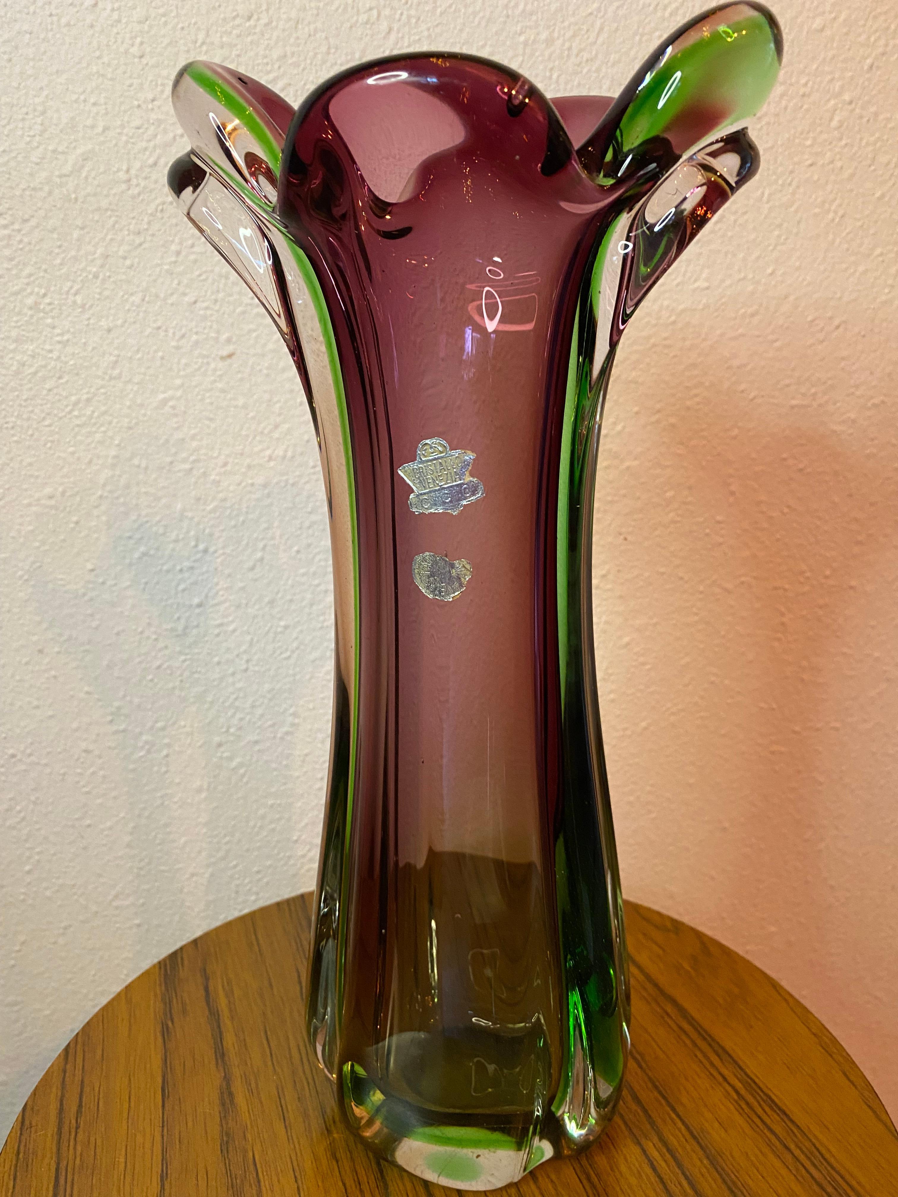 Magnifique vase en verre italien de Murano, de style moderne du milieu du siècle, de couleur violette et verte.
Cette pièce est grande et pèse 2 kilos. 