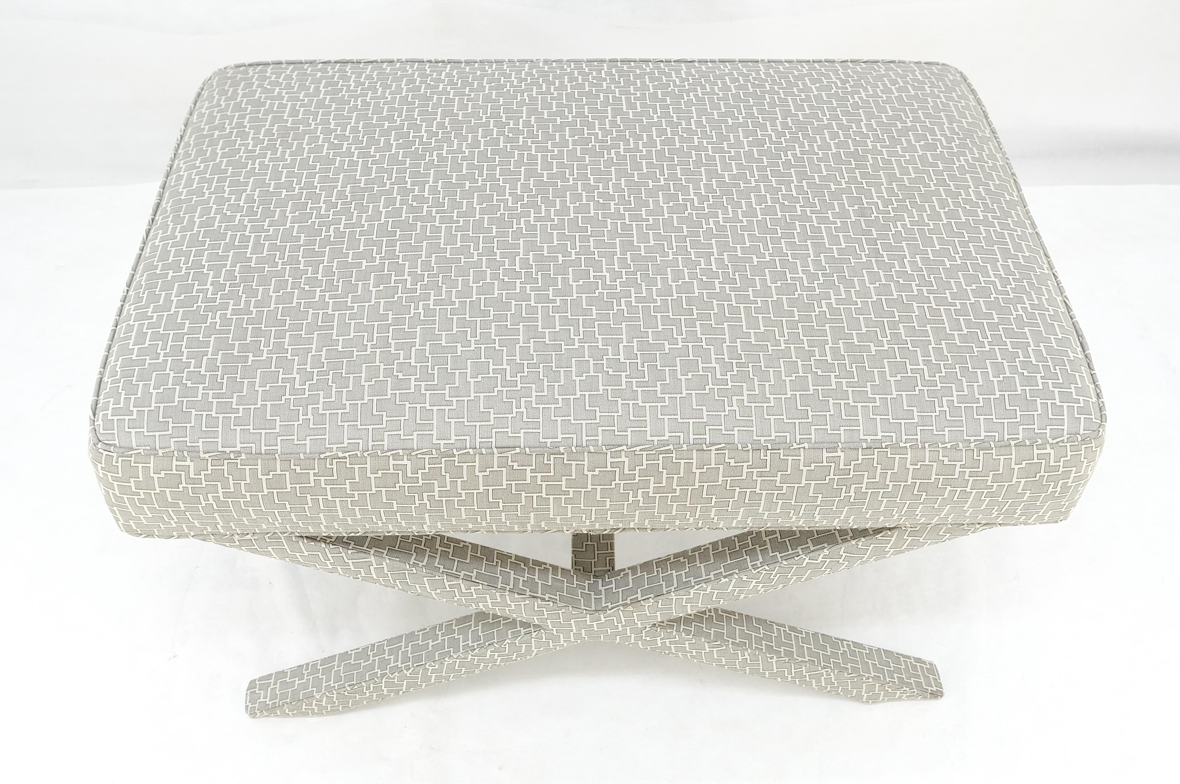 Mid-Century moderno Atr. di Billy Baldwin, metà del secolo scorso. Panca imbottita grande con base a X MINT in vendita