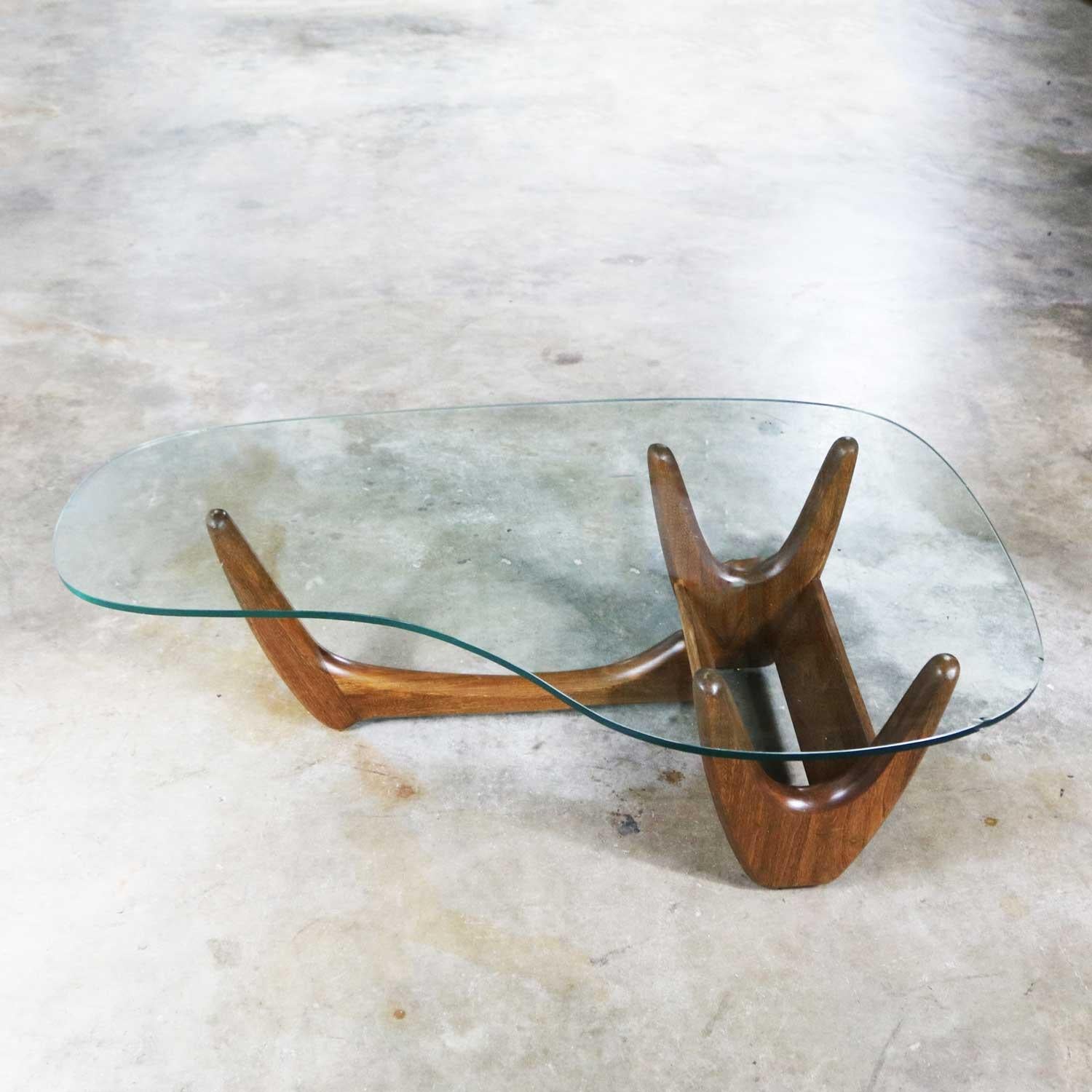 Handsome biomorphic glass topped Mid-Century Modern coffee table which is attributed to Kroehler or Tonk furniture manufacturers. The base has been professionally restored and is gorgeous. But the original kidney shaped glass has seen better days