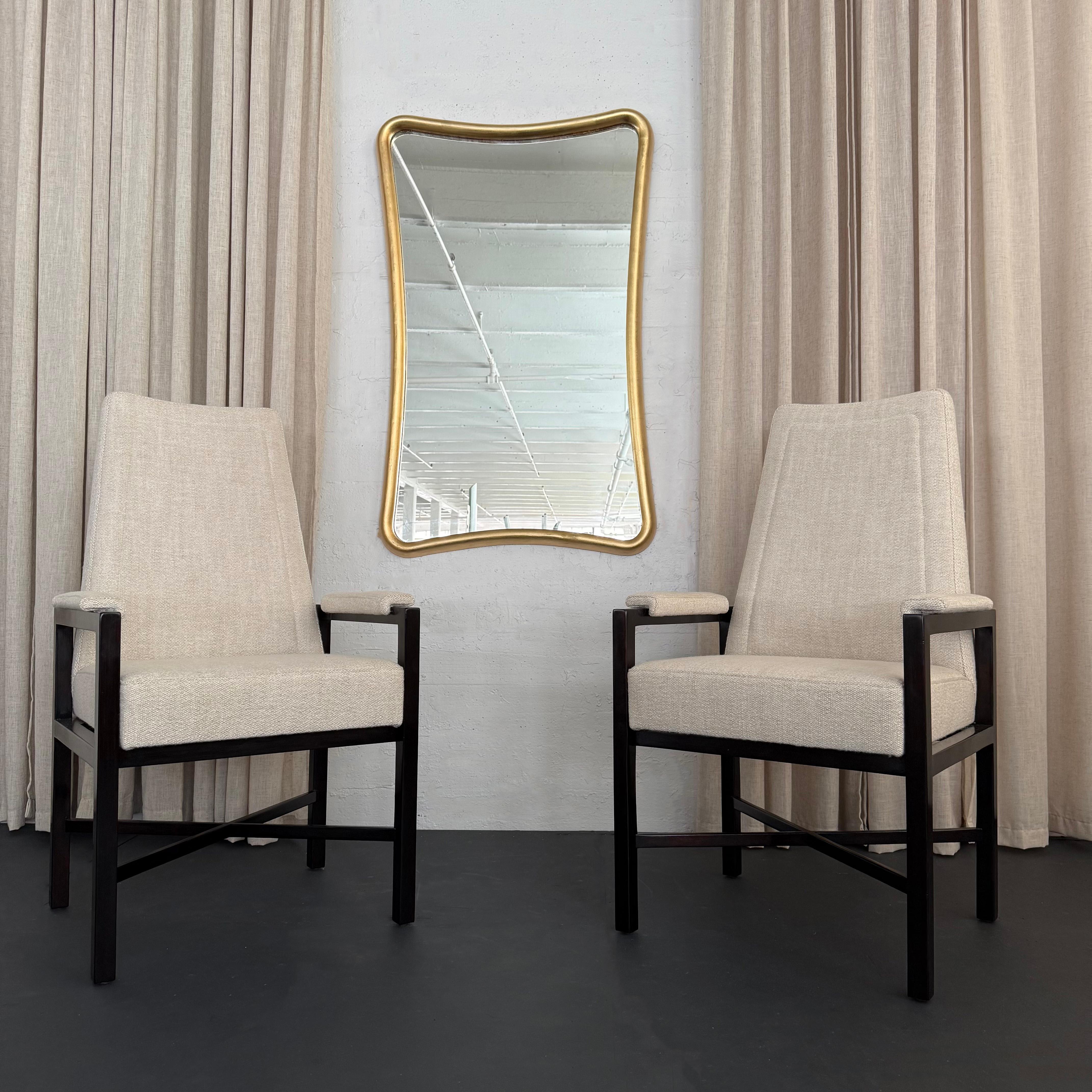 Hollywood Regency Miroir mural biomorphe à encadrement en bois doré du milieu du siècle dernier en vente