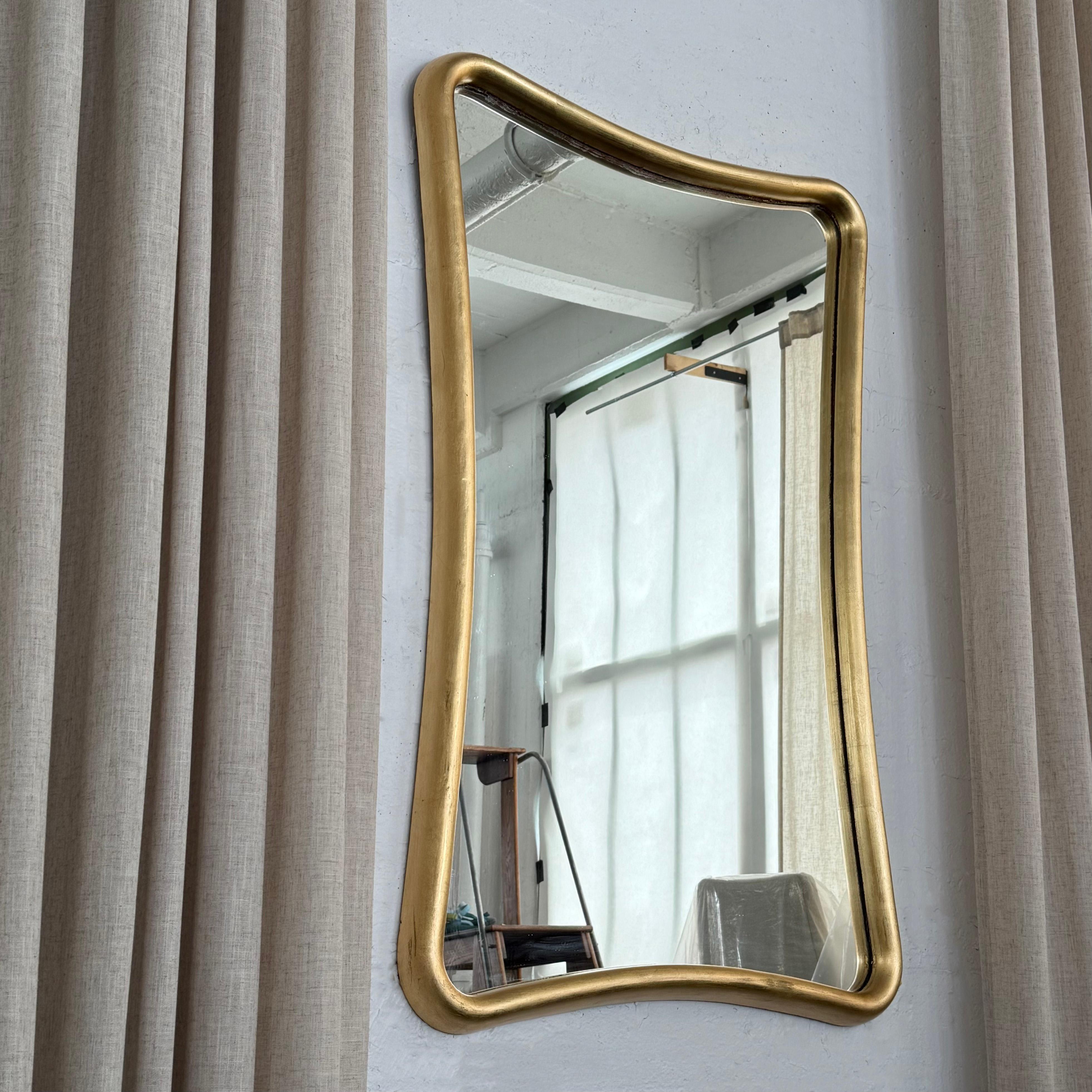 Américain Miroir mural biomorphe à encadrement en bois doré du milieu du siècle dernier en vente