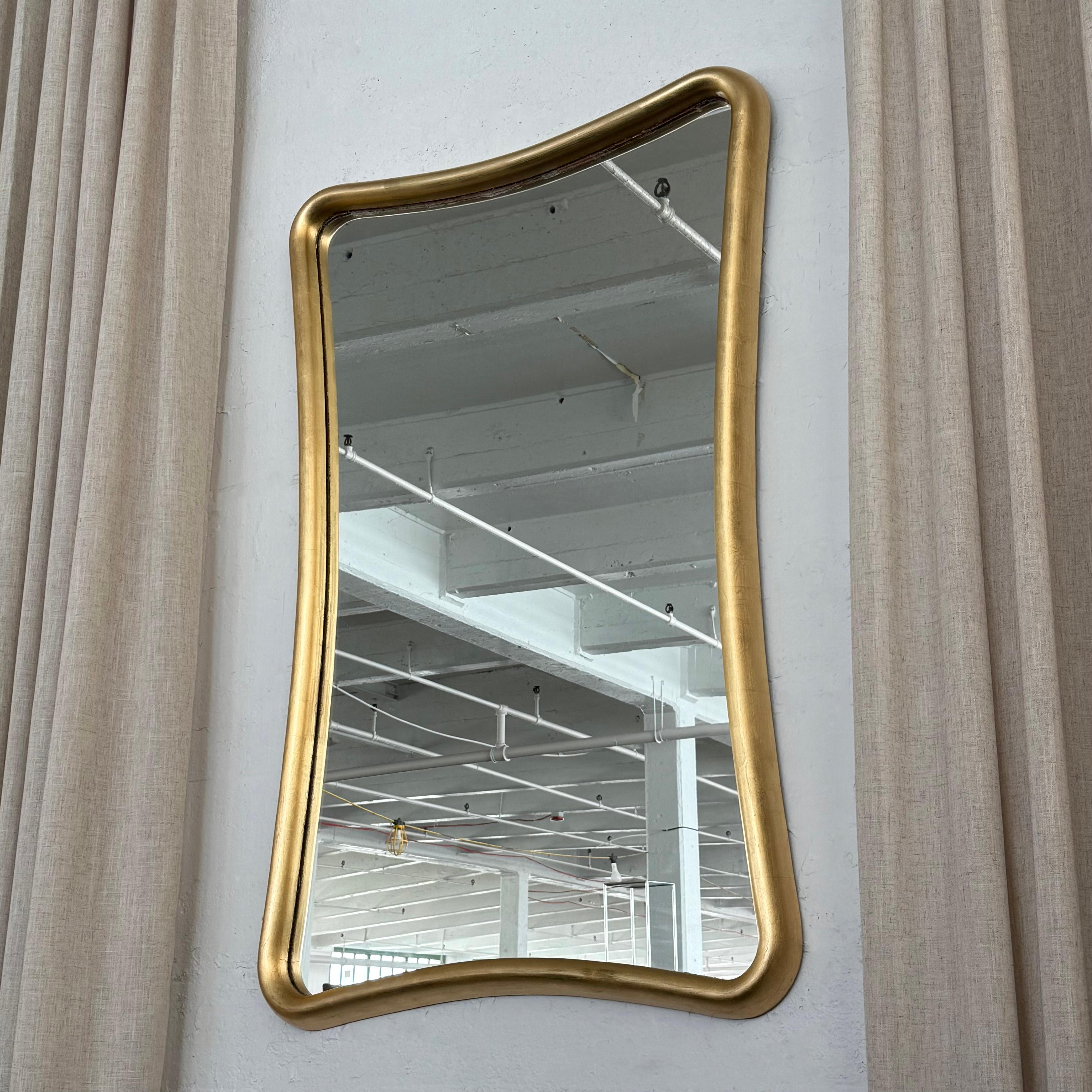 Doré Miroir mural biomorphe à encadrement en bois doré du milieu du siècle dernier en vente