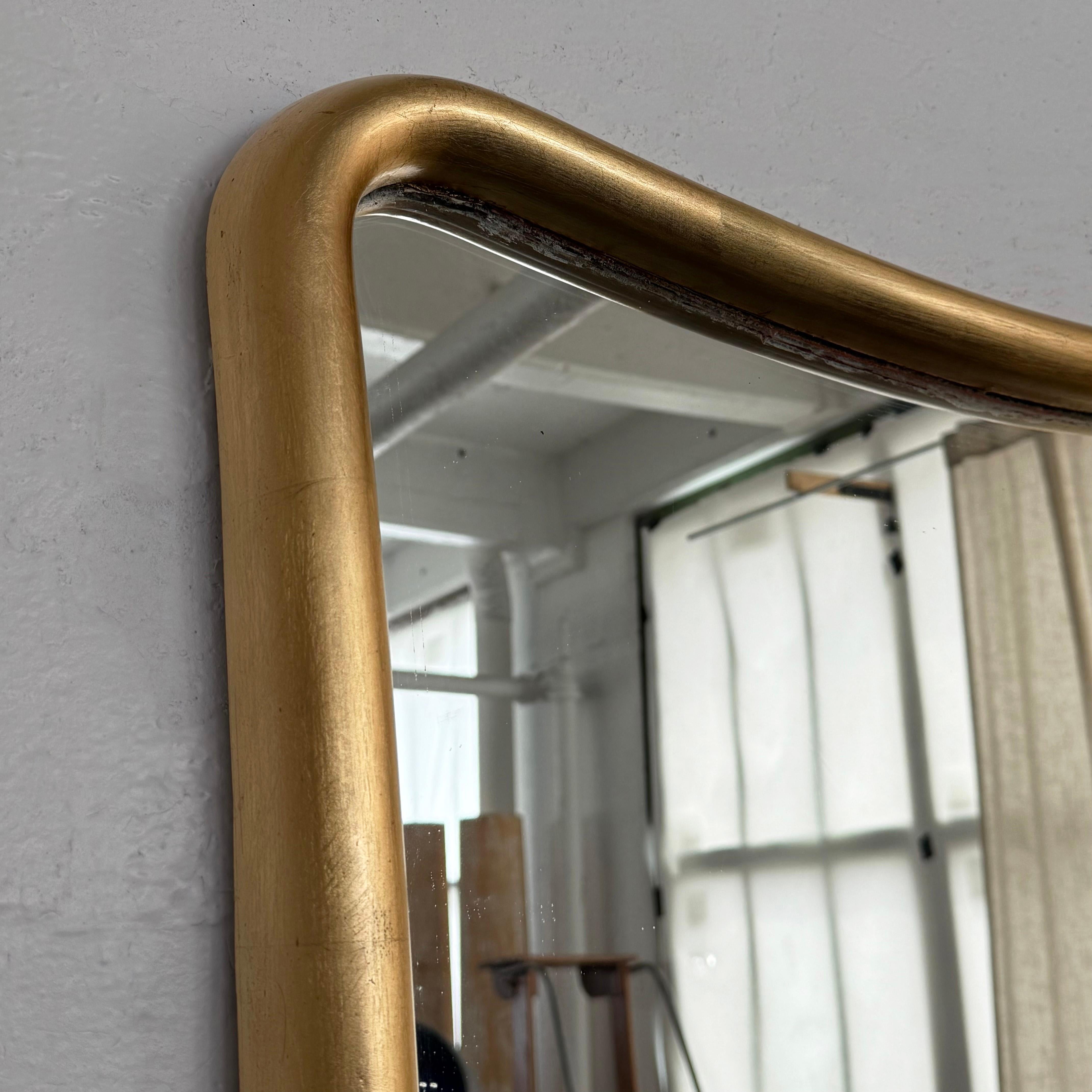 20ième siècle Miroir mural biomorphe à encadrement en bois doré du milieu du siècle dernier en vente