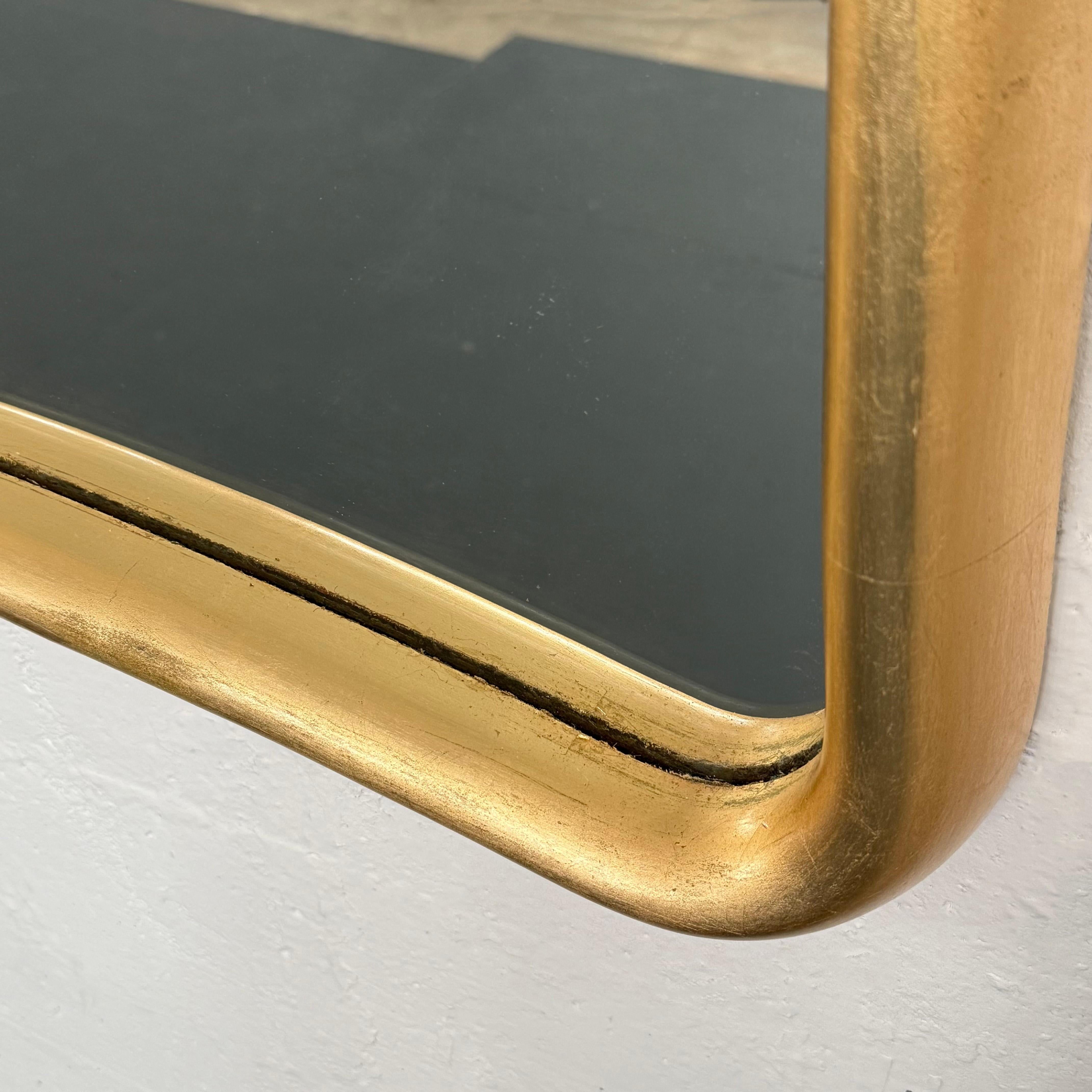 Miroir mural biomorphe à encadrement en bois doré du milieu du siècle dernier en vente 1