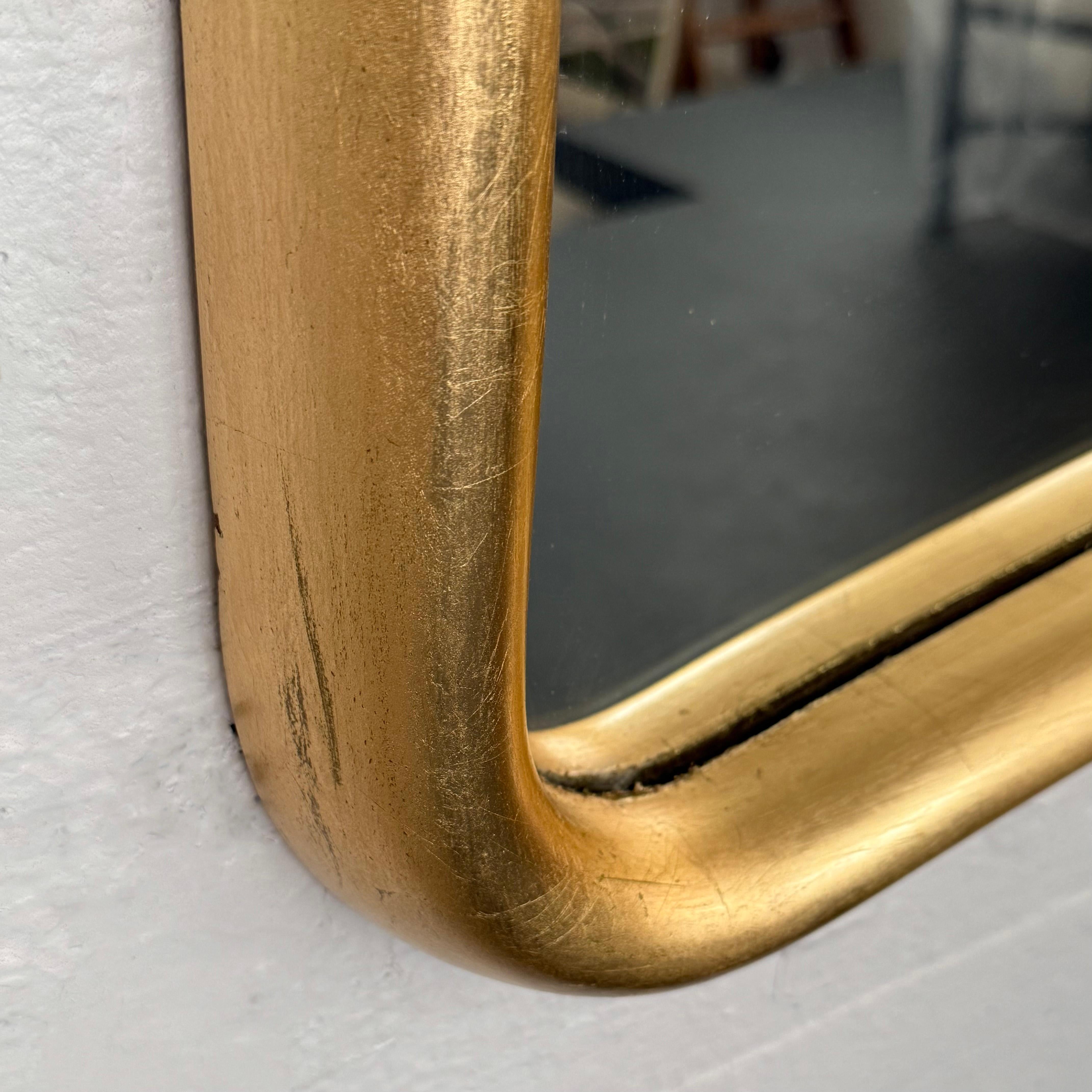 Miroir mural biomorphe à encadrement en bois doré du milieu du siècle dernier en vente 2