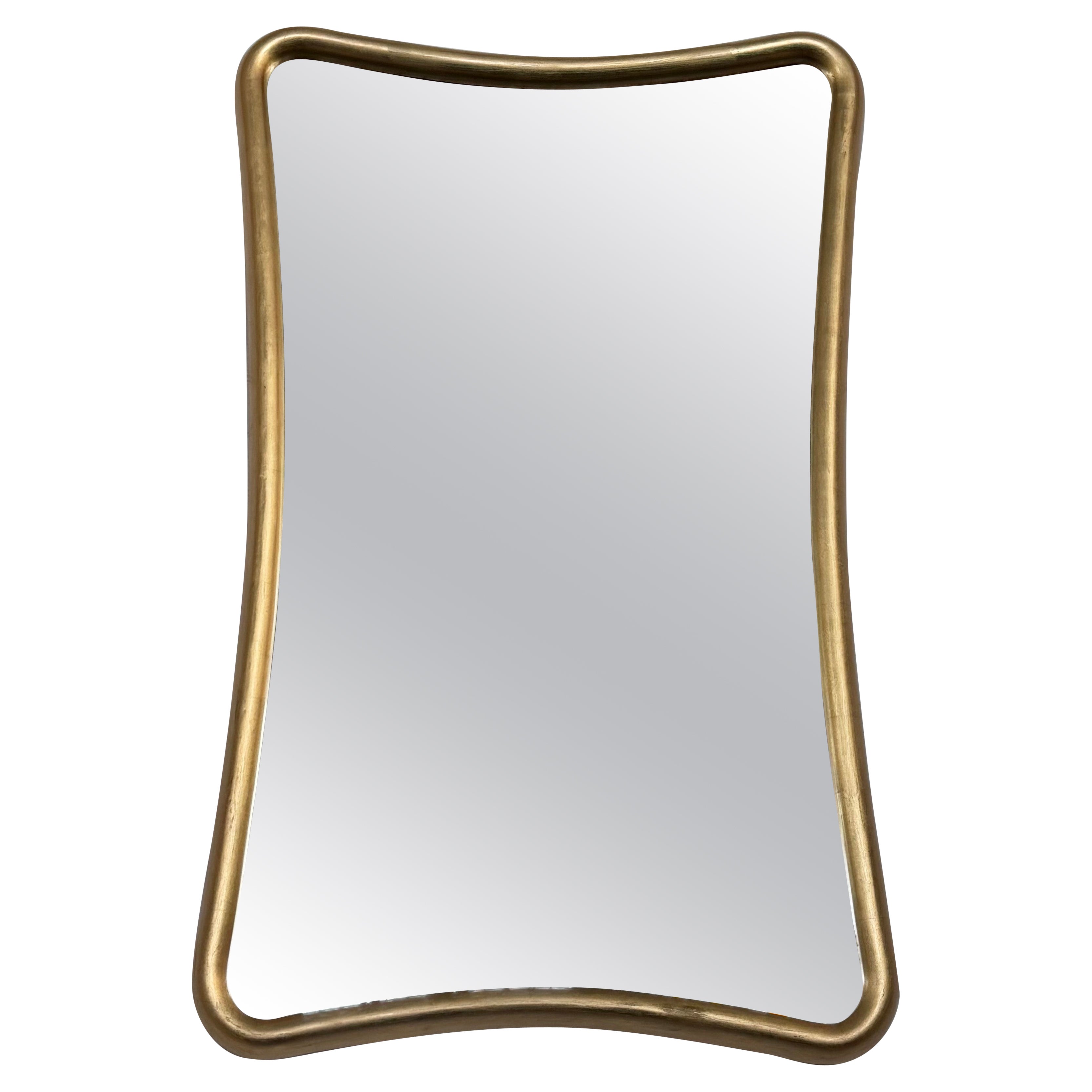 Miroir mural biomorphe à encadrement en bois doré du milieu du siècle dernier en vente