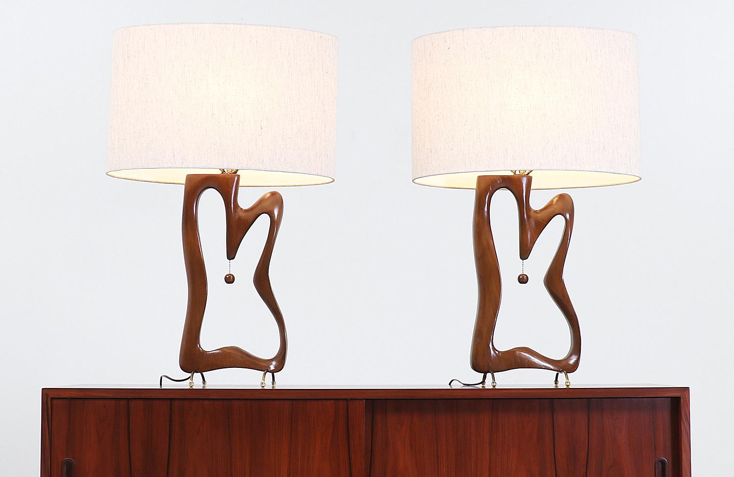 Mid-Century Modern biomorphic table lamps 


Dimensions:
32in H x 10in W x 7in D
Lamp shade: 13in H x 20.50in W x 10.50in D.