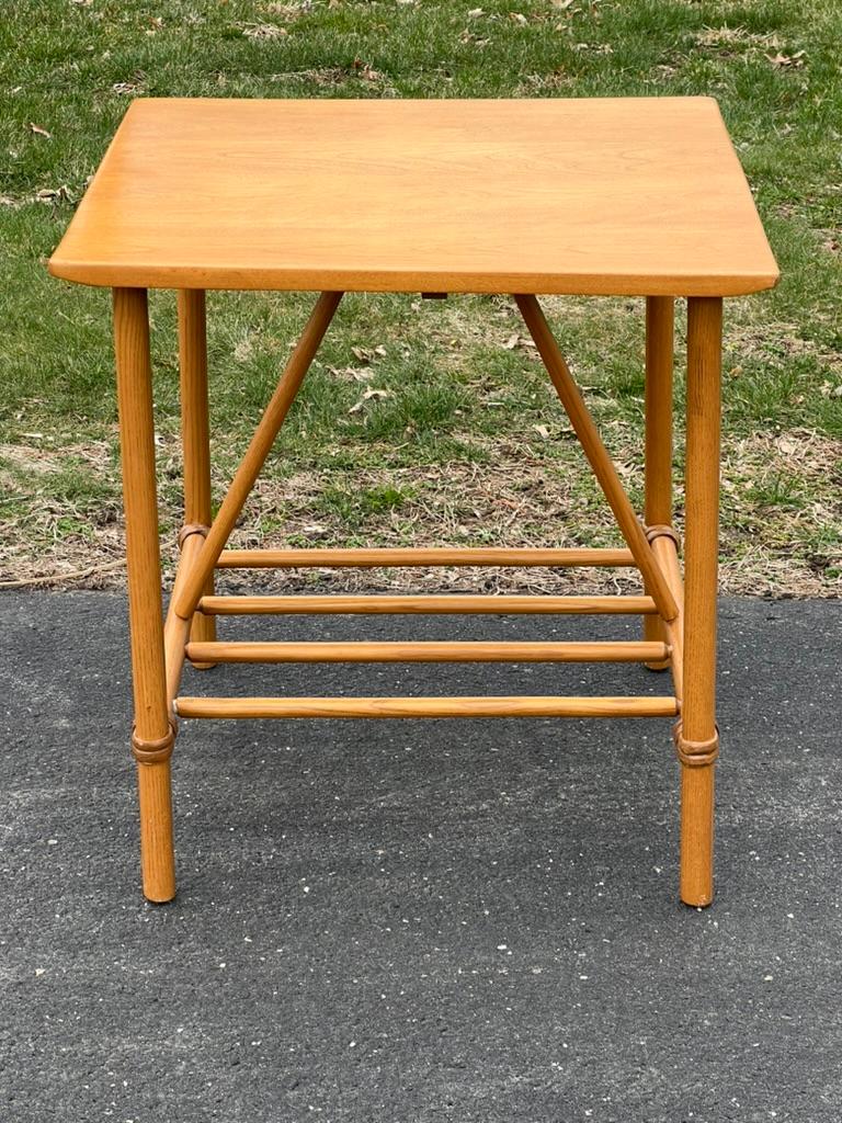 Moderner Accessoire-Tisch aus Birke und Rattan aus der Jahrhundertmitte von Heywood Wakefield (Moderne der Mitte des Jahrhunderts) im Angebot
