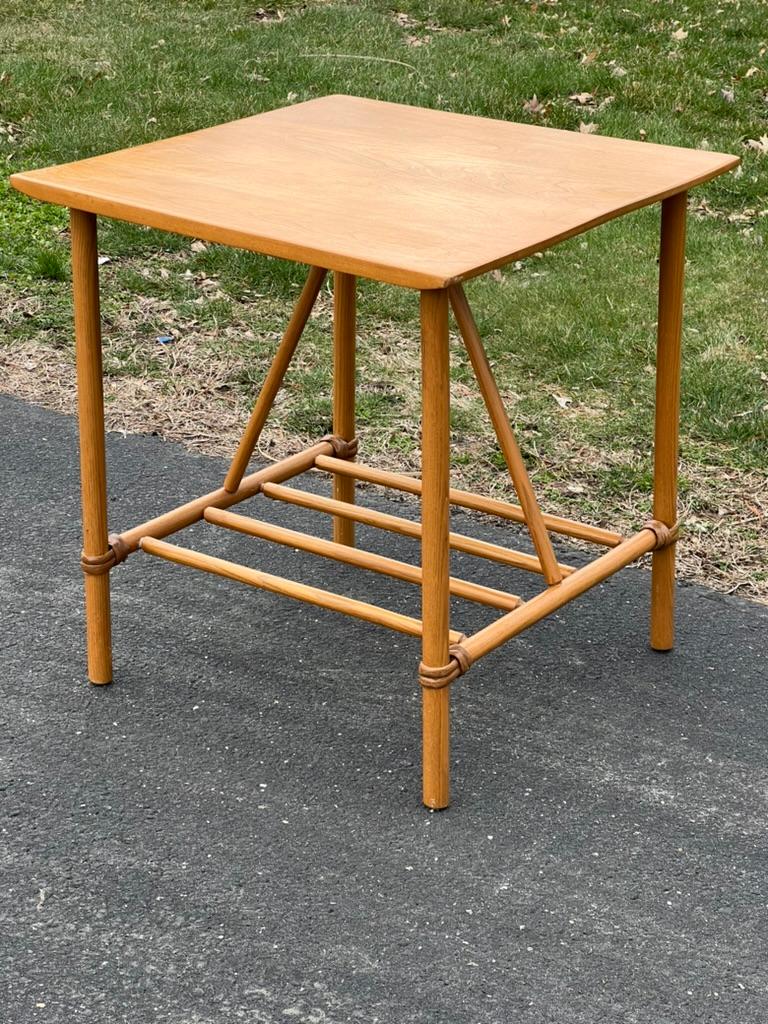 Moderner Accessoire-Tisch aus Birke und Rattan aus der Jahrhundertmitte von Heywood Wakefield (amerikanisch) im Angebot