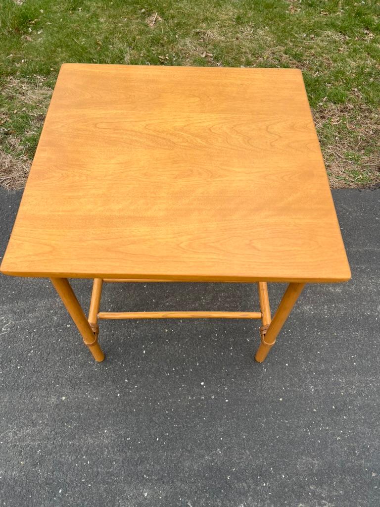 Moderner Accessoire-Tisch aus Birke und Rattan aus der Jahrhundertmitte von Heywood Wakefield im Zustand „Gut“ im Angebot in Westfield, MA