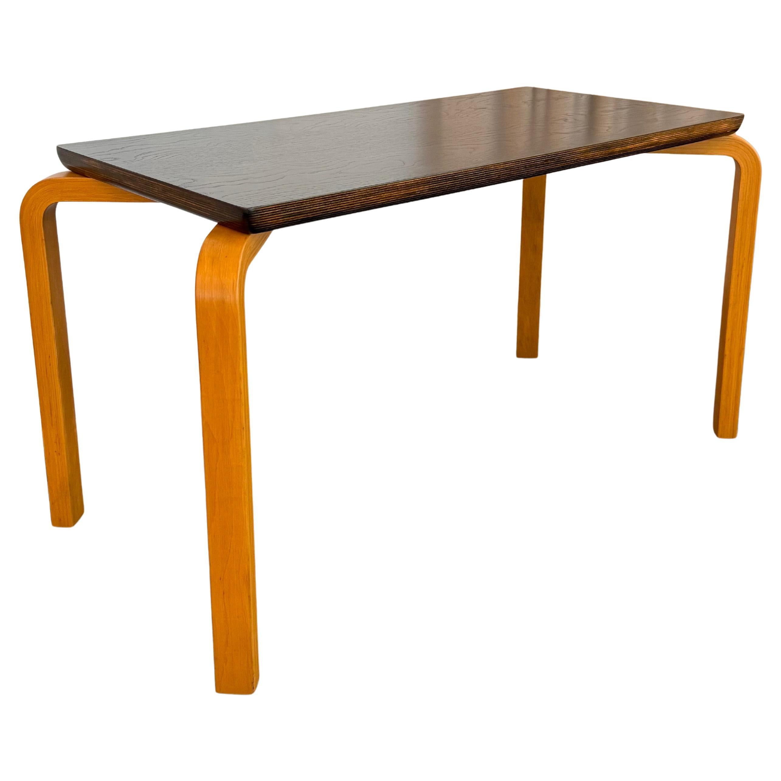 Mid-Century Modern Birke Bugholz Beistelltisch oder Couchtisch von Thonet im Angebot